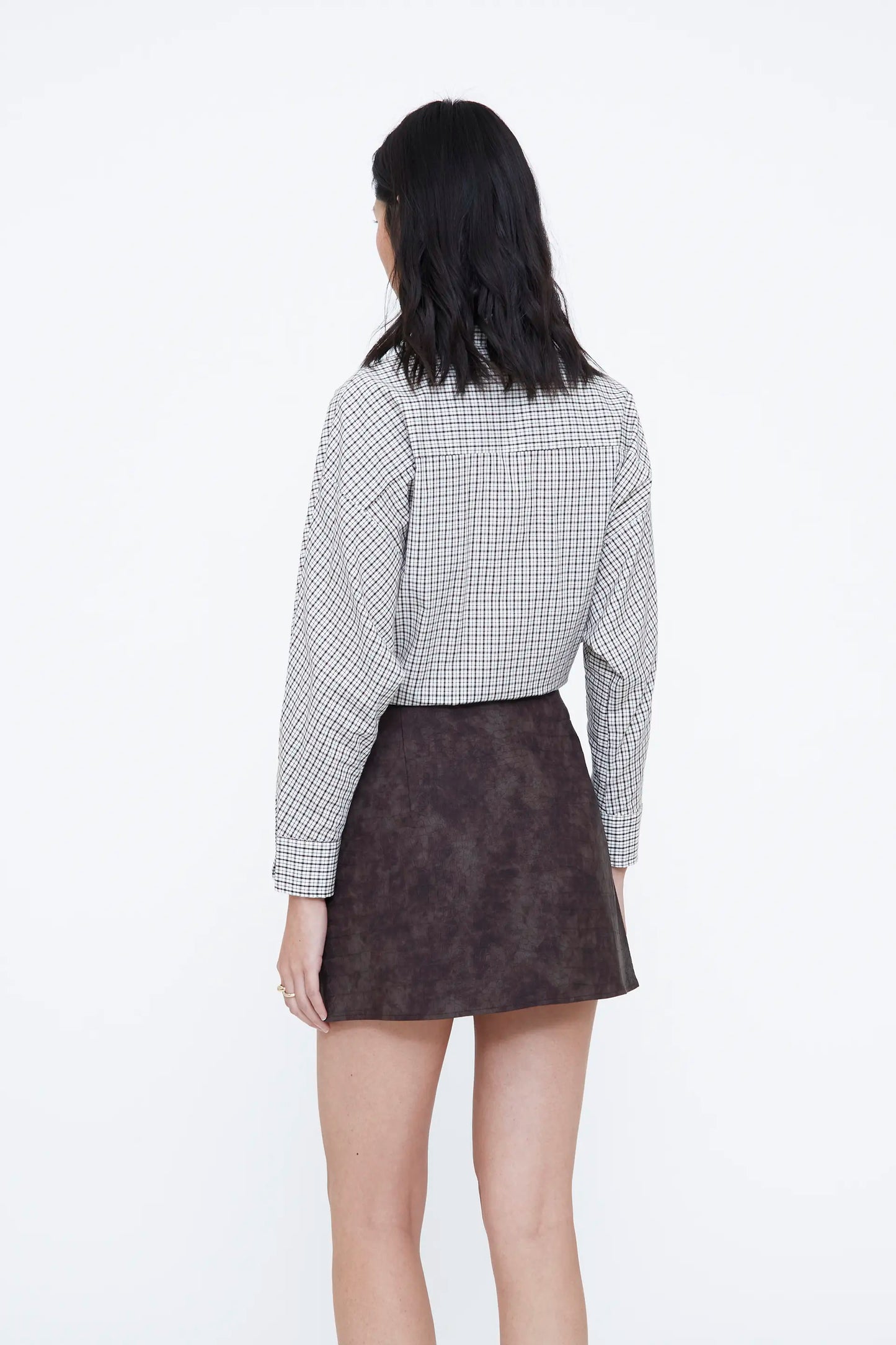 Falda corta de piel efecto cocodrilo