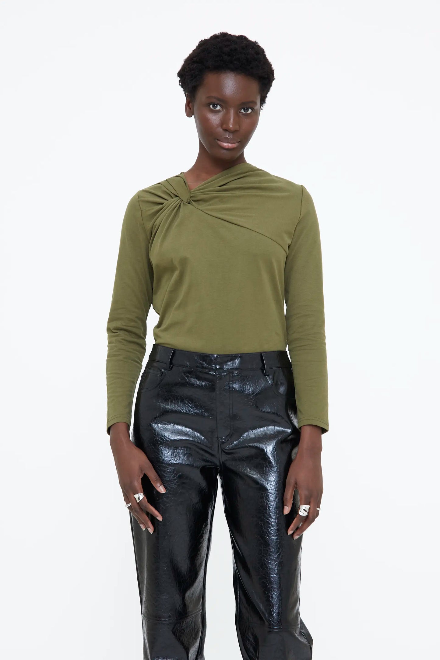 Camiseta con detalle nudado verde