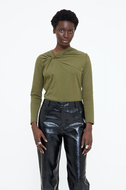 Camiseta con detalle nudado verde