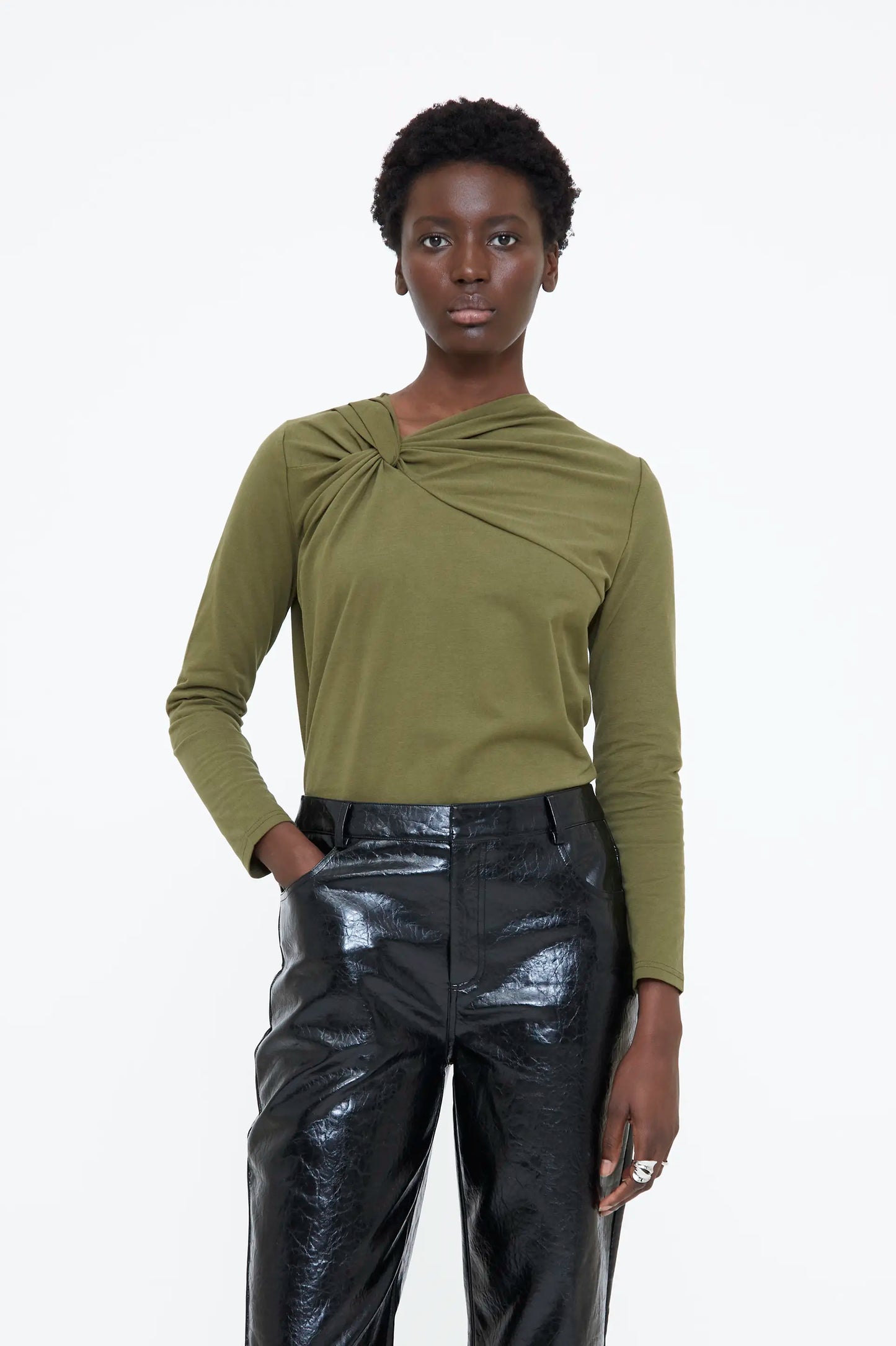 Camiseta con detalle nudado verde