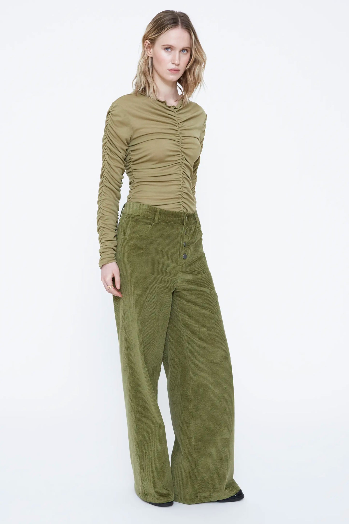 Pantalón pana verde oliva
