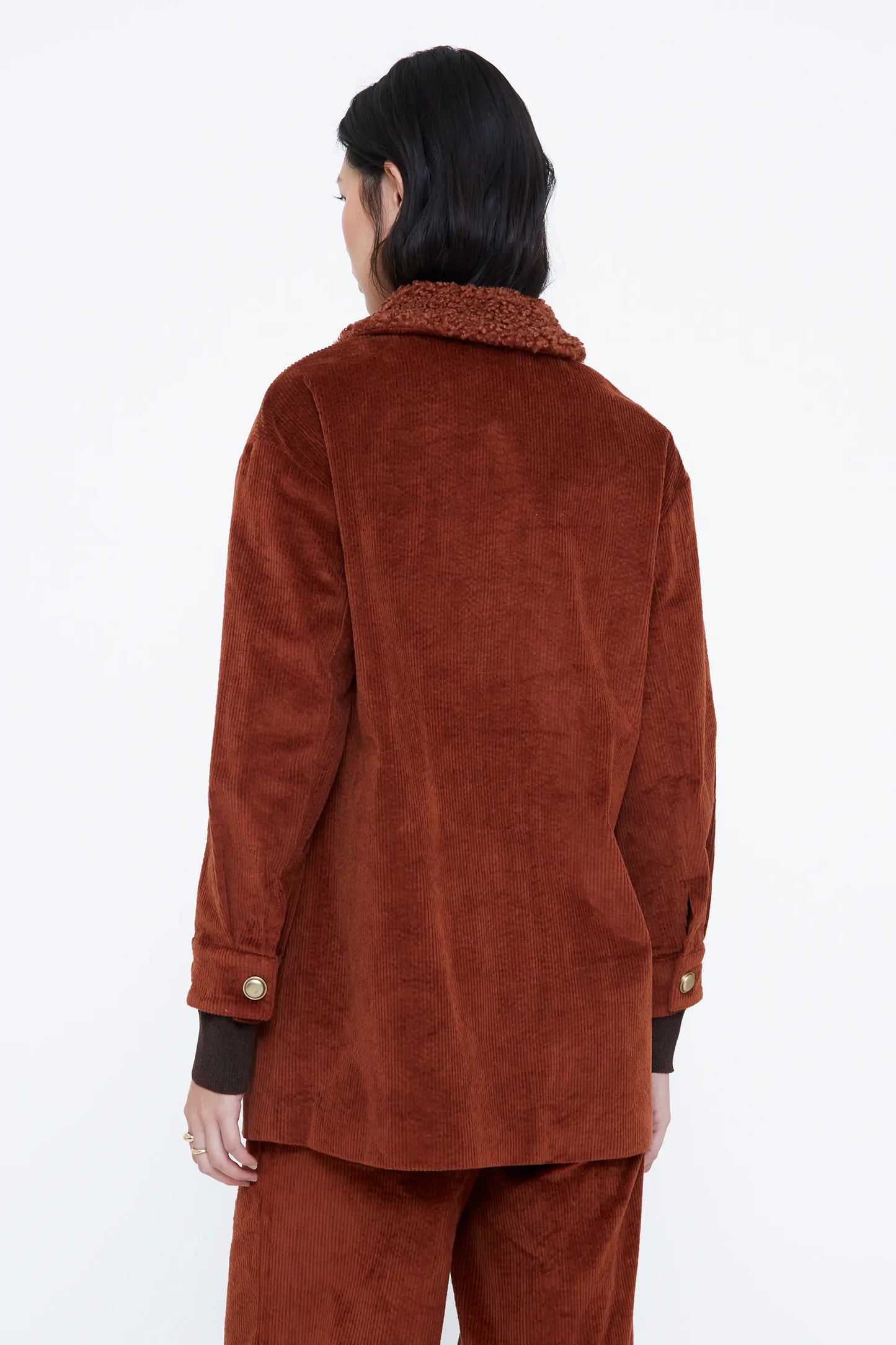 Chaqueta de pana marrón con borreguito
