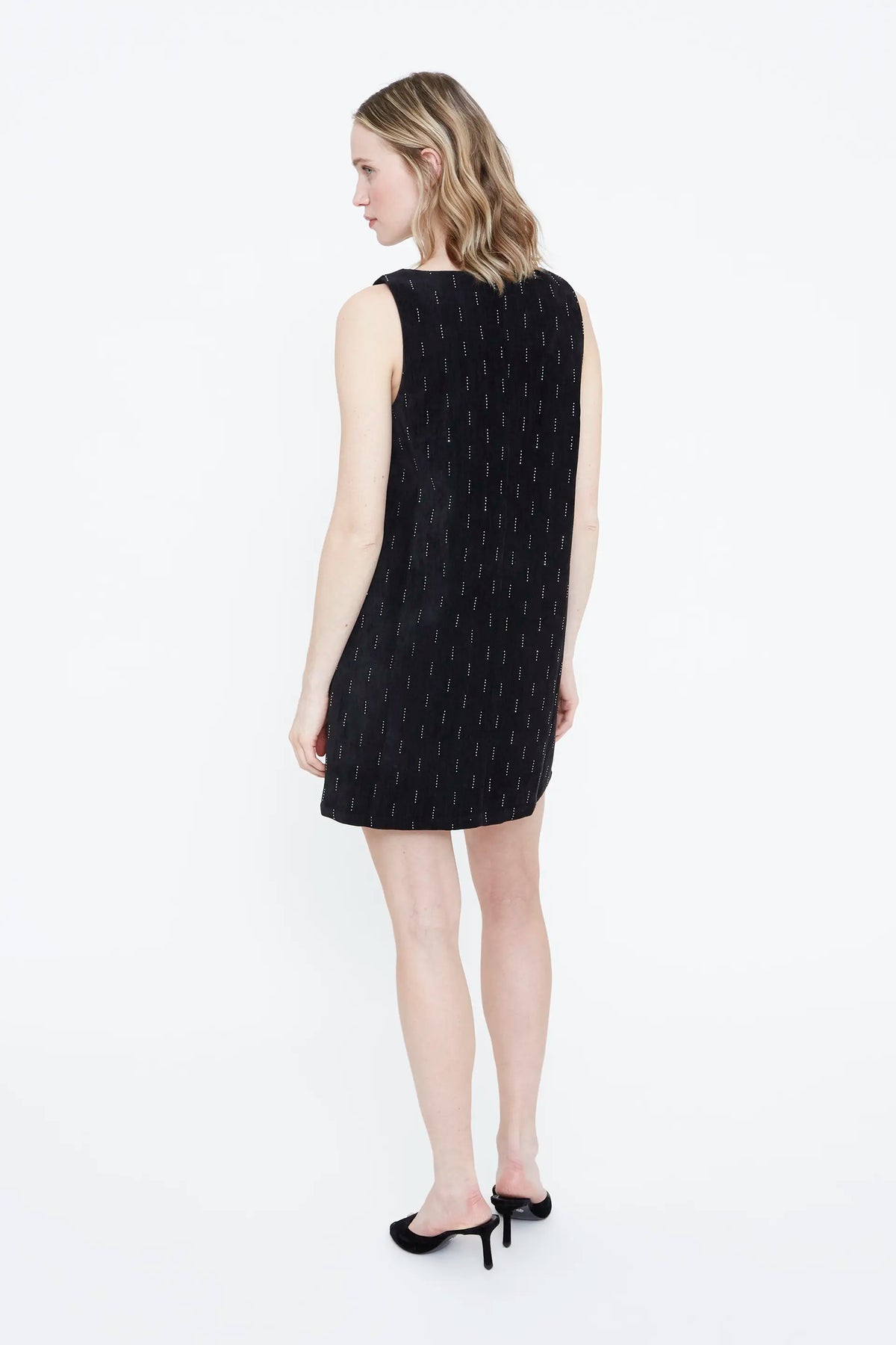 Vestido corto negro con apliques plateados