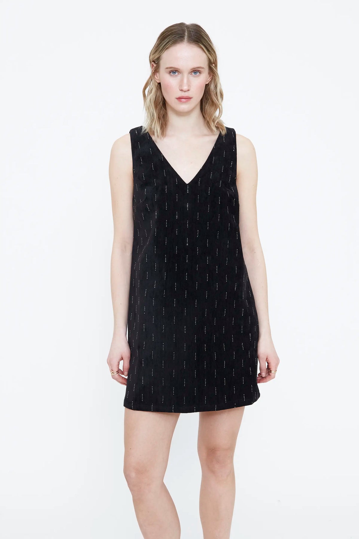 Vestido corto negro con apliques plateados