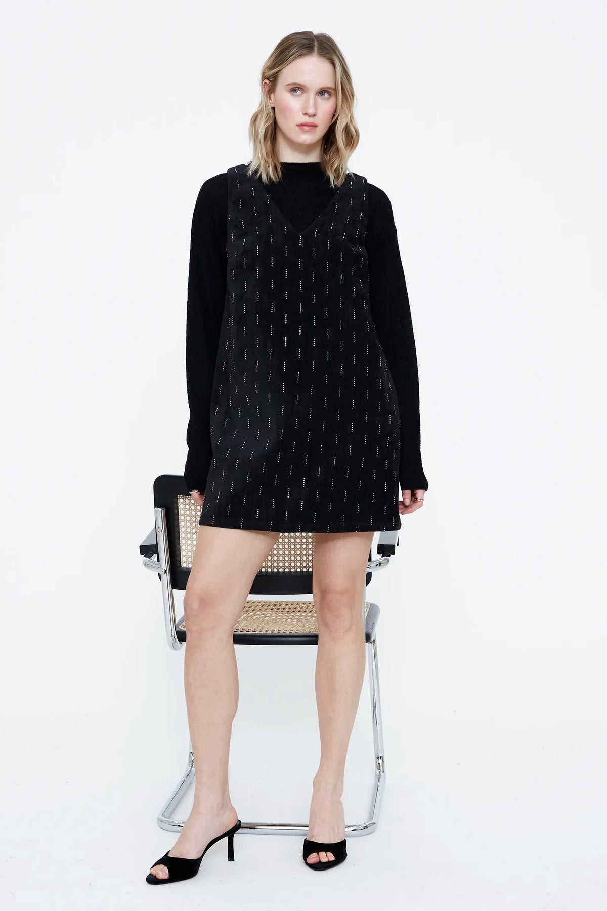 Vestido corto negro con apliques plateados
