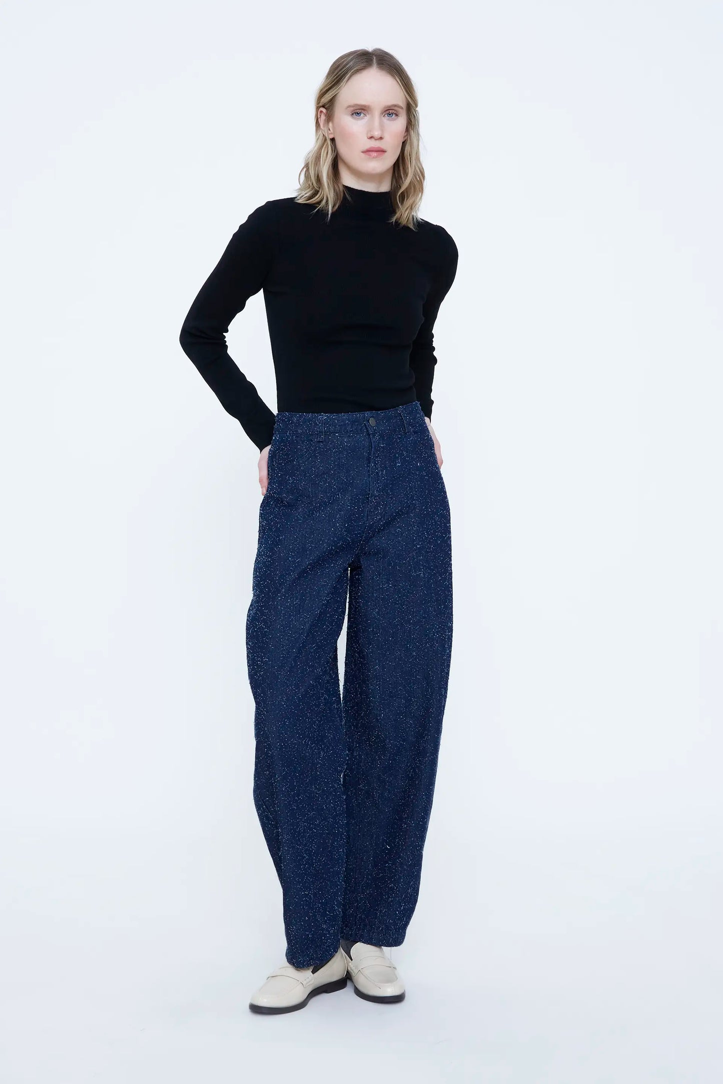 Pantalón vaquero con textura azul marino