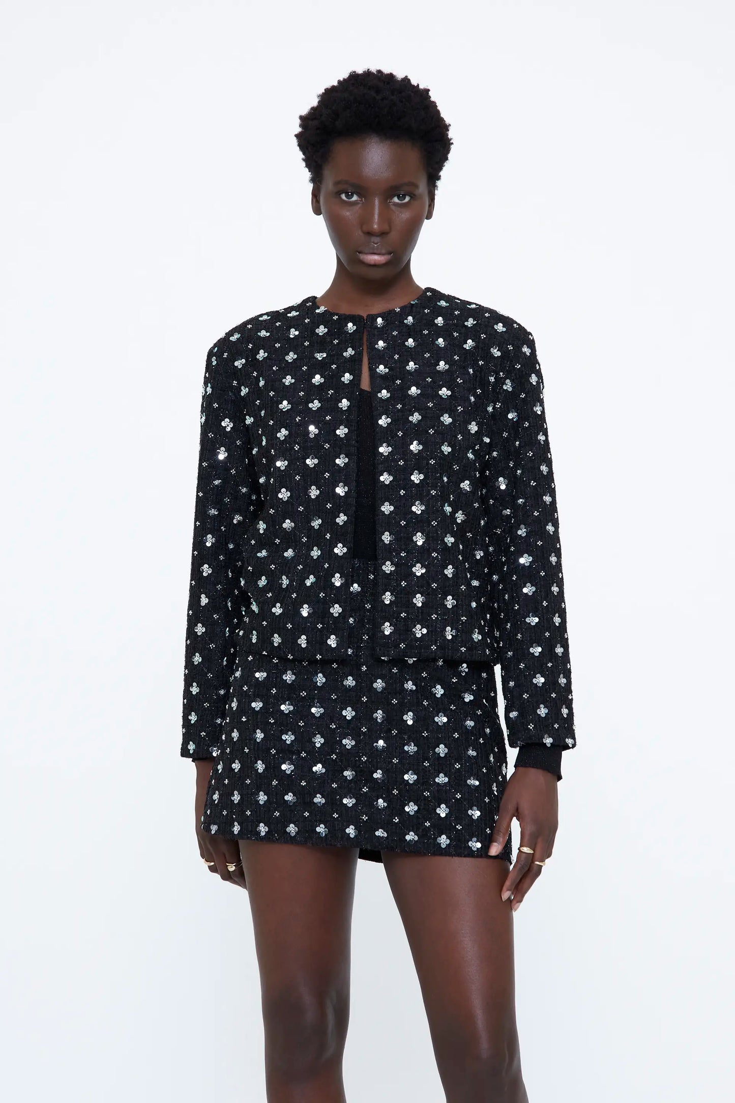 Chaqueta tweed negra con detalles florales