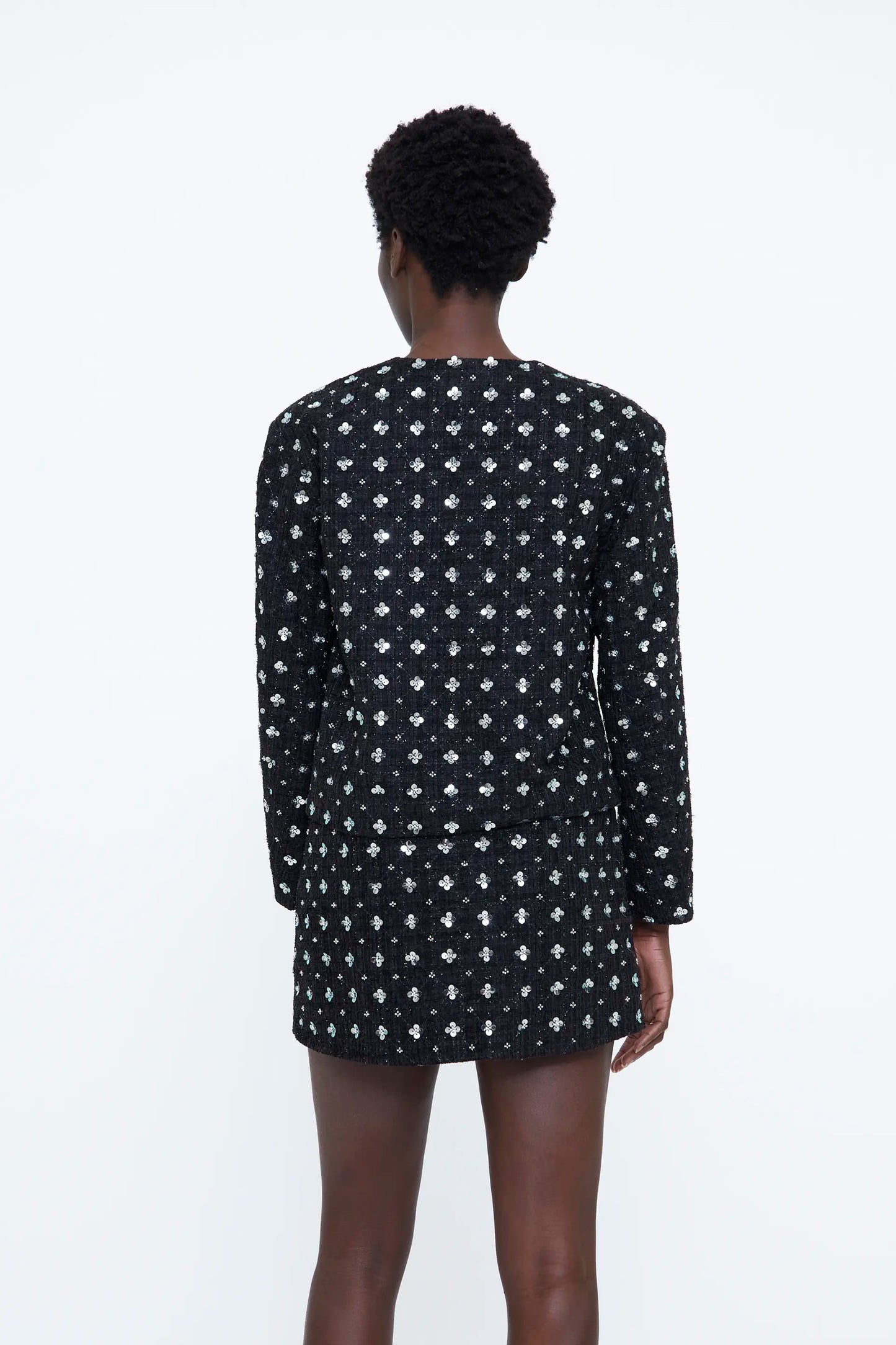 Chaqueta tweed negra con detalles florales