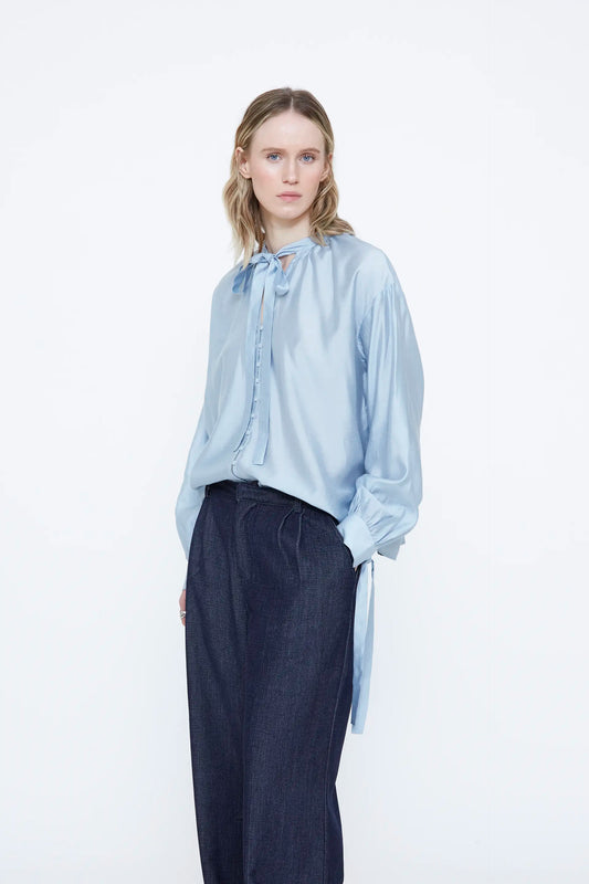 Camisa de saten azul claro con detalle lazado