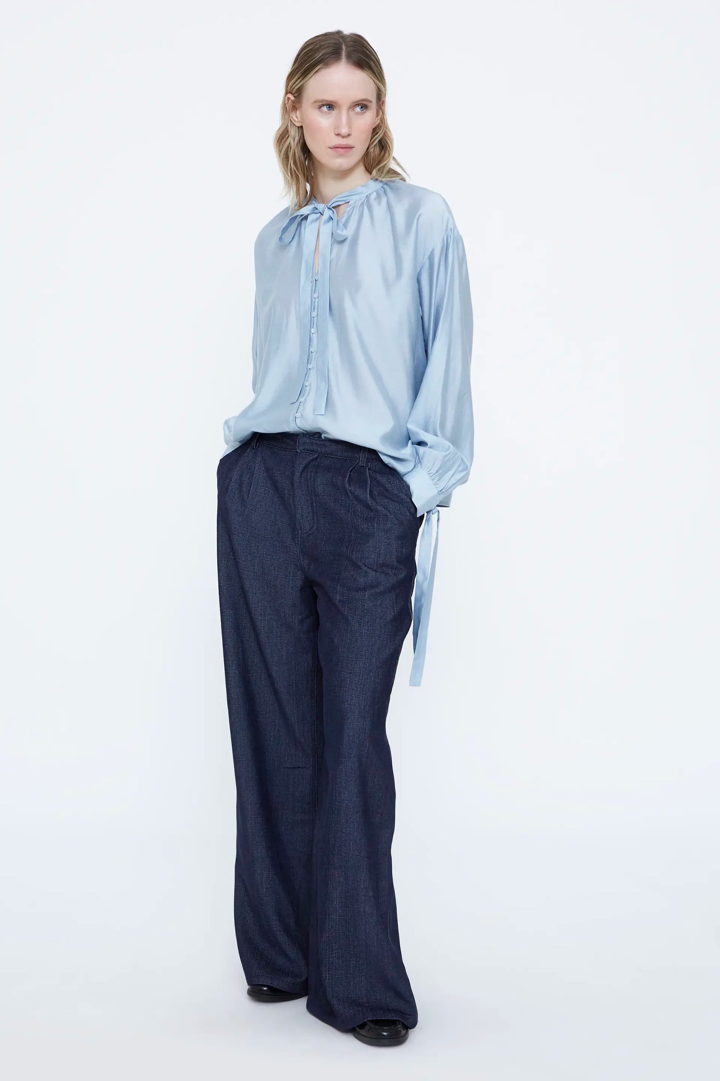 Camisa de saten azul claro con detalle lazado