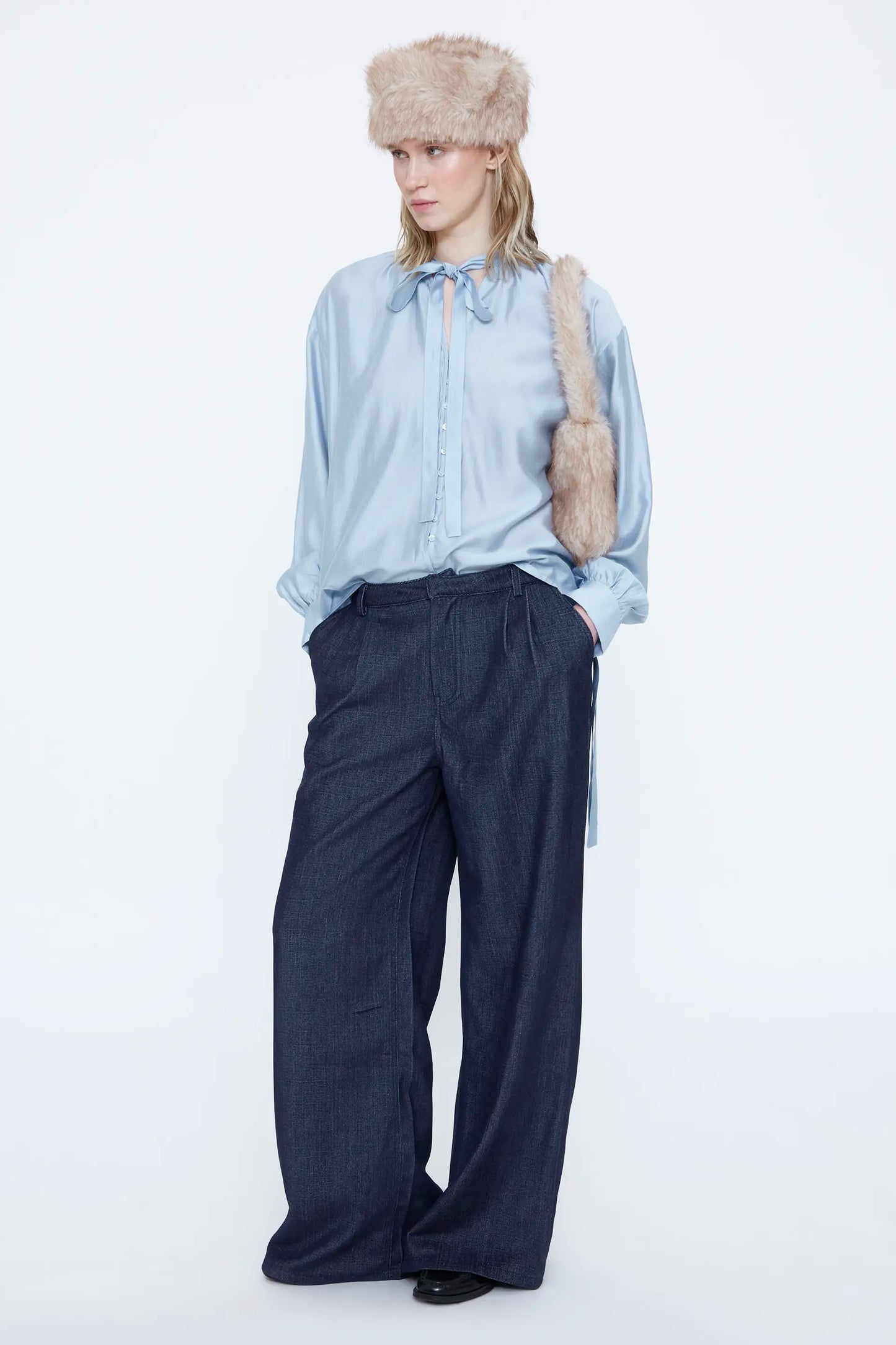 Camisa de saten azul claro con detalle lazado