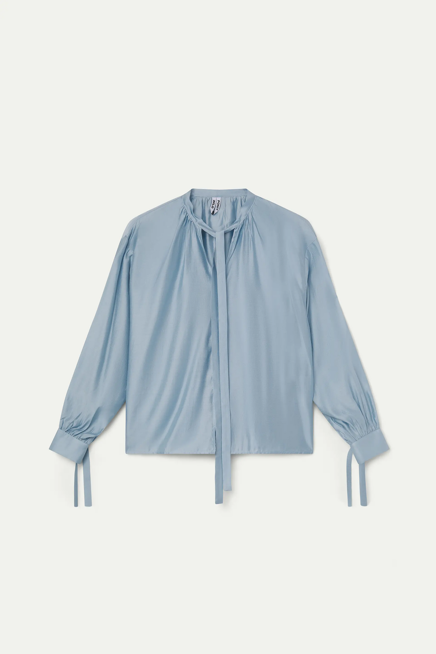 Camisa de saten azul claro con detalle lazado