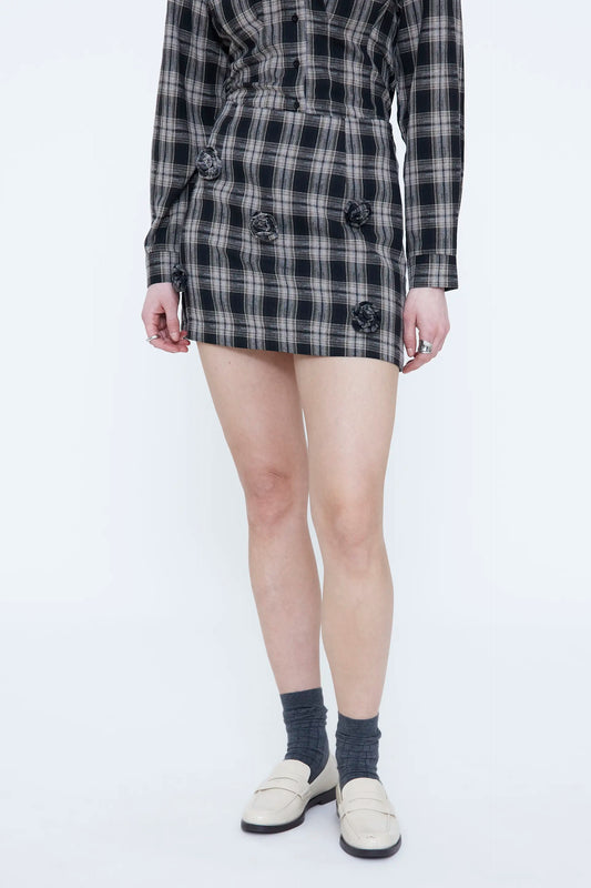 Falda corta con estampado de cuadros negros