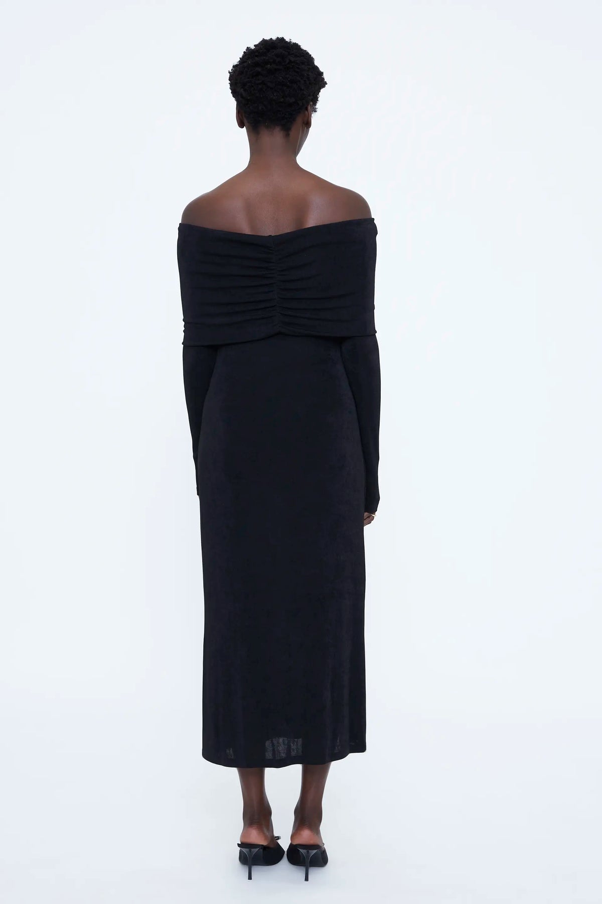 Vestido midi hombros descubiertos negro