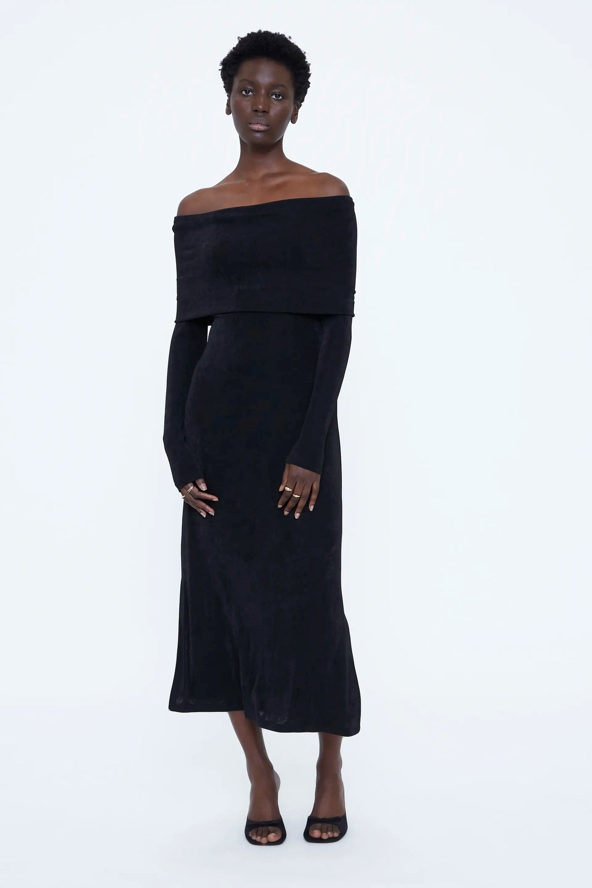 Vestido midi hombros descubiertos negro