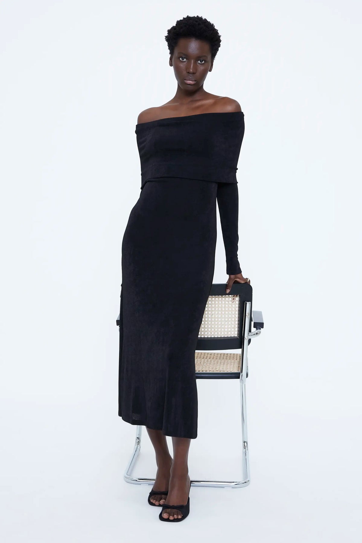 Vestido midi hombros descubiertos negro