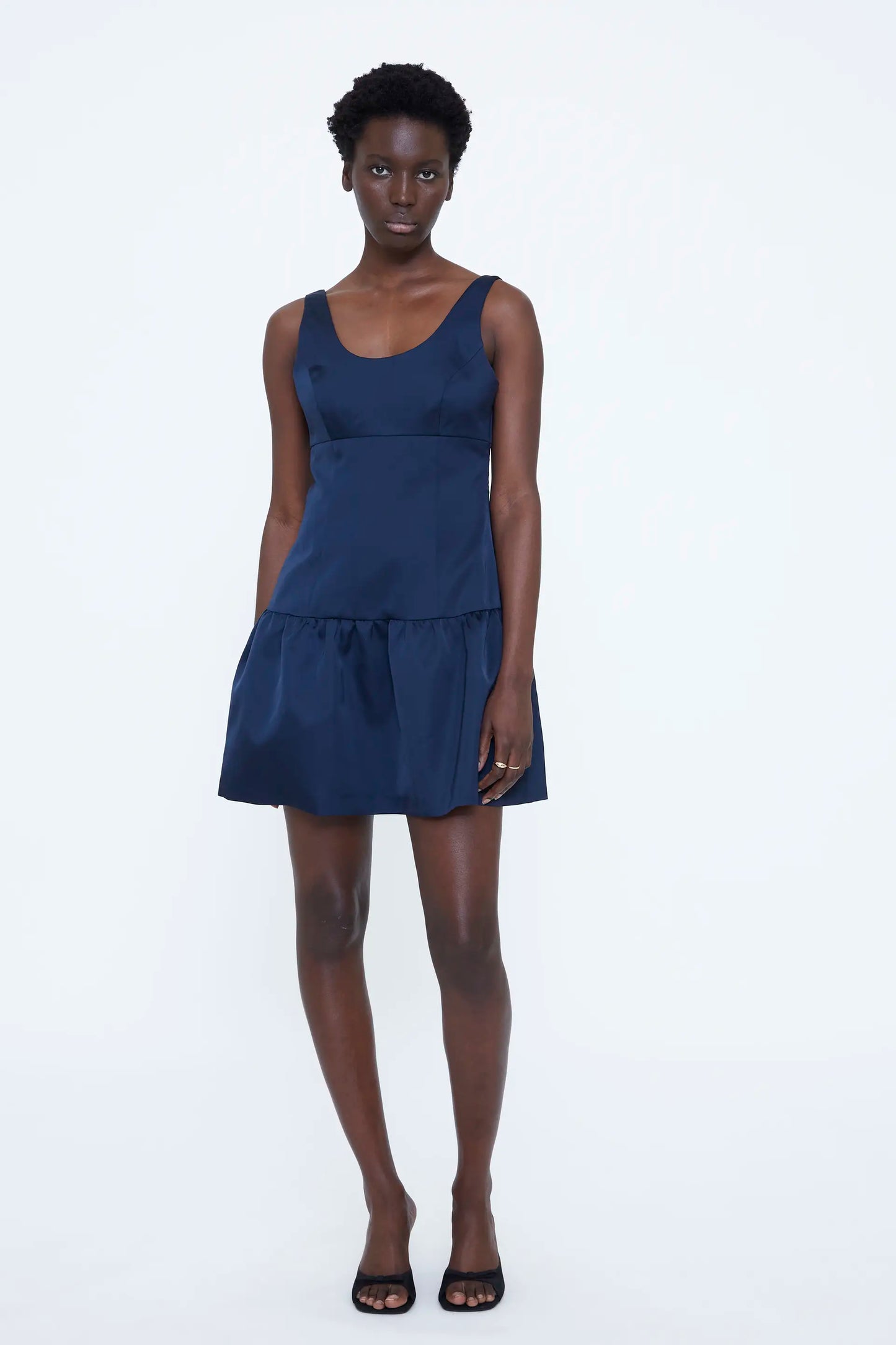 Vestido corto satinado azul marino