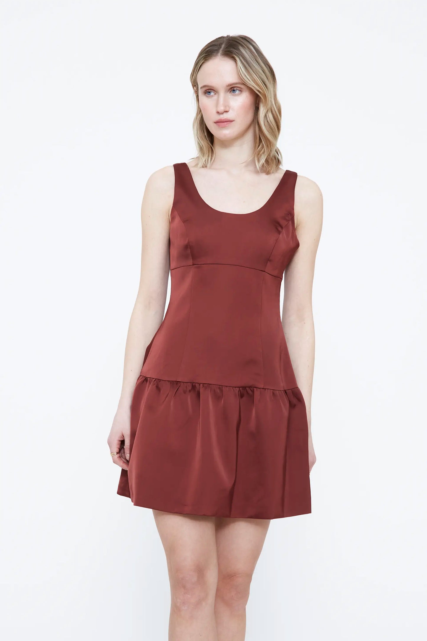 Vestido corto satinado marrón