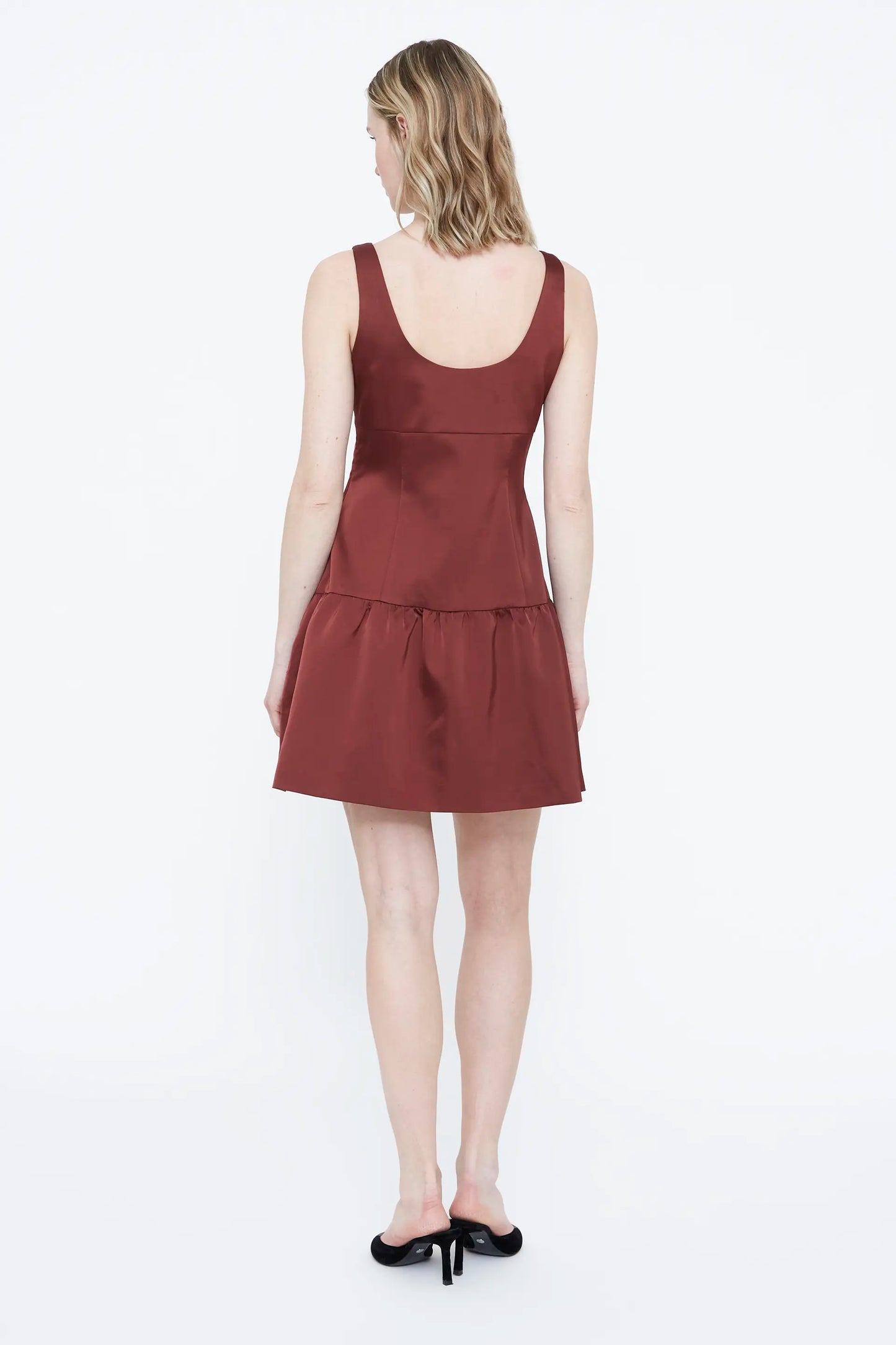 Vestido corto satinado marrón