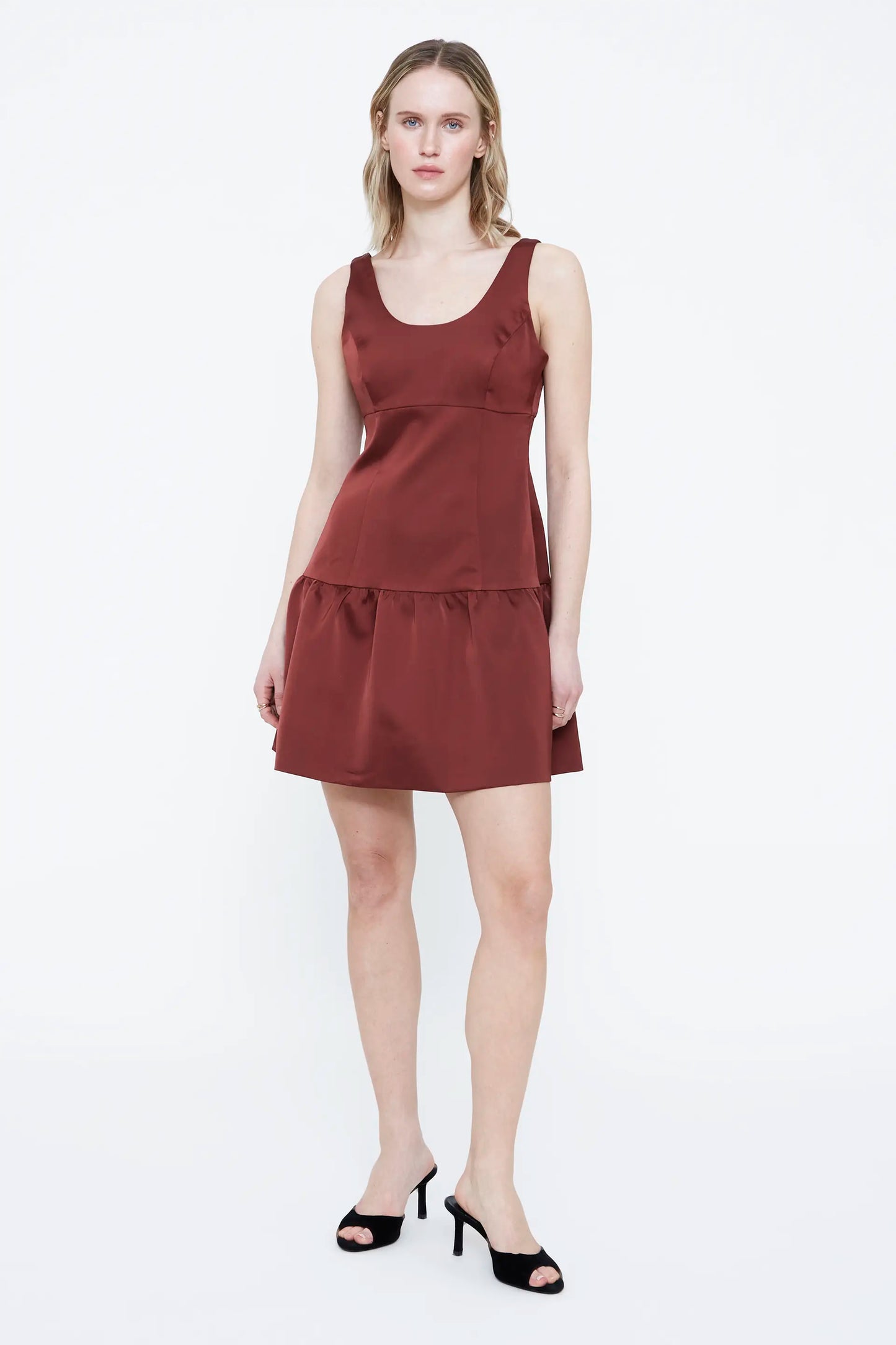 Vestido corto satinado marrón