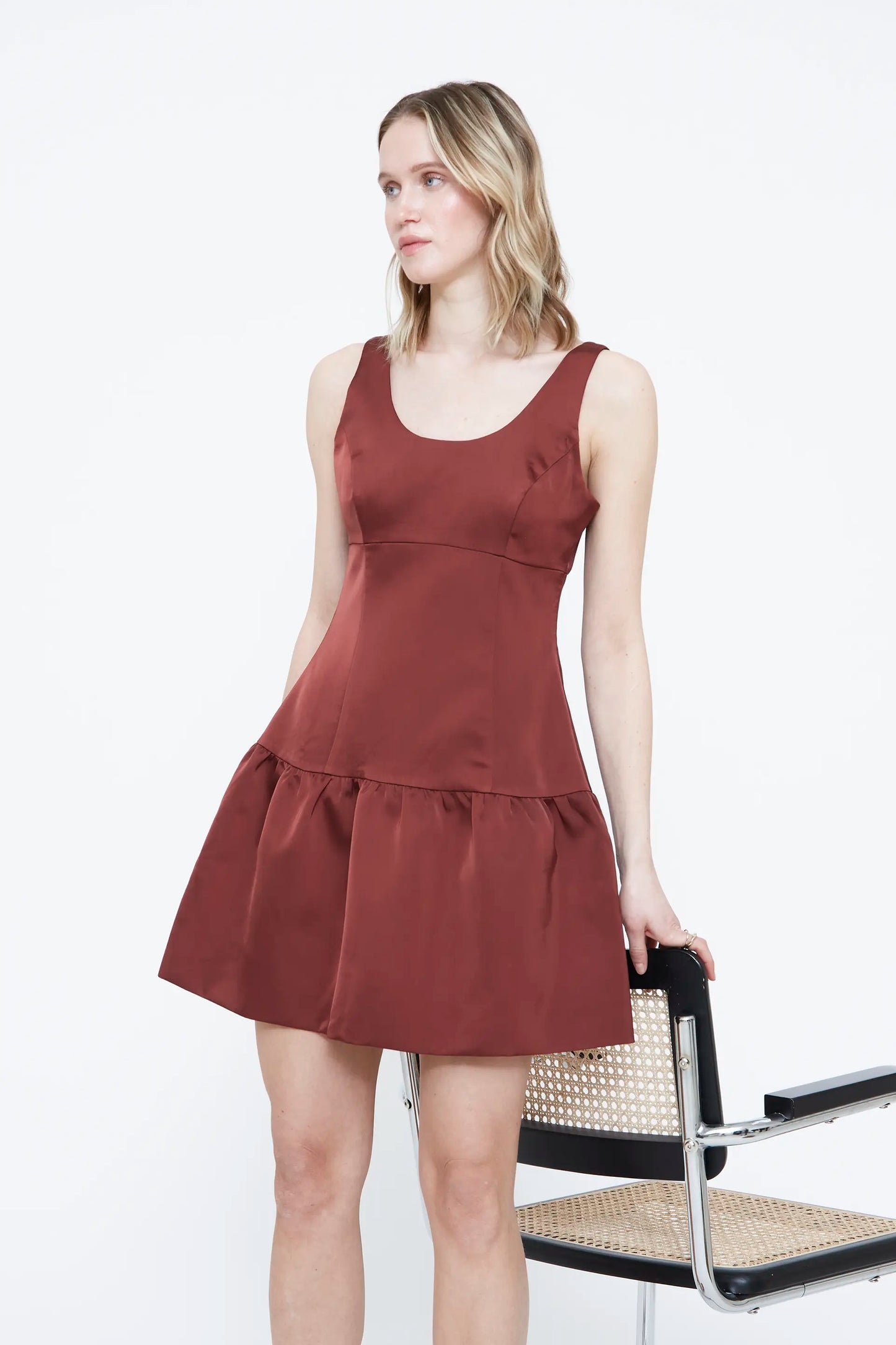Vestido corto satinado marrón