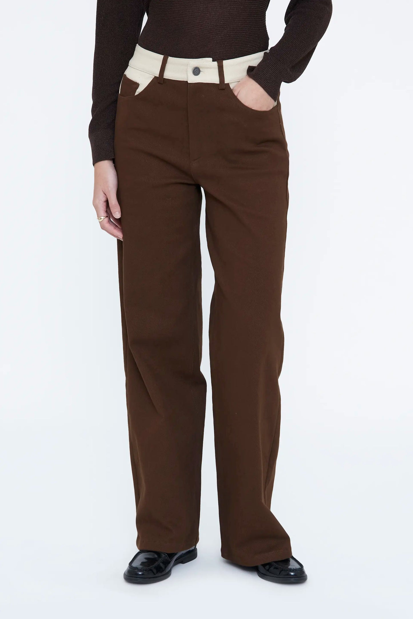 Pantalón vaquero bicolor marrón y blanco roto