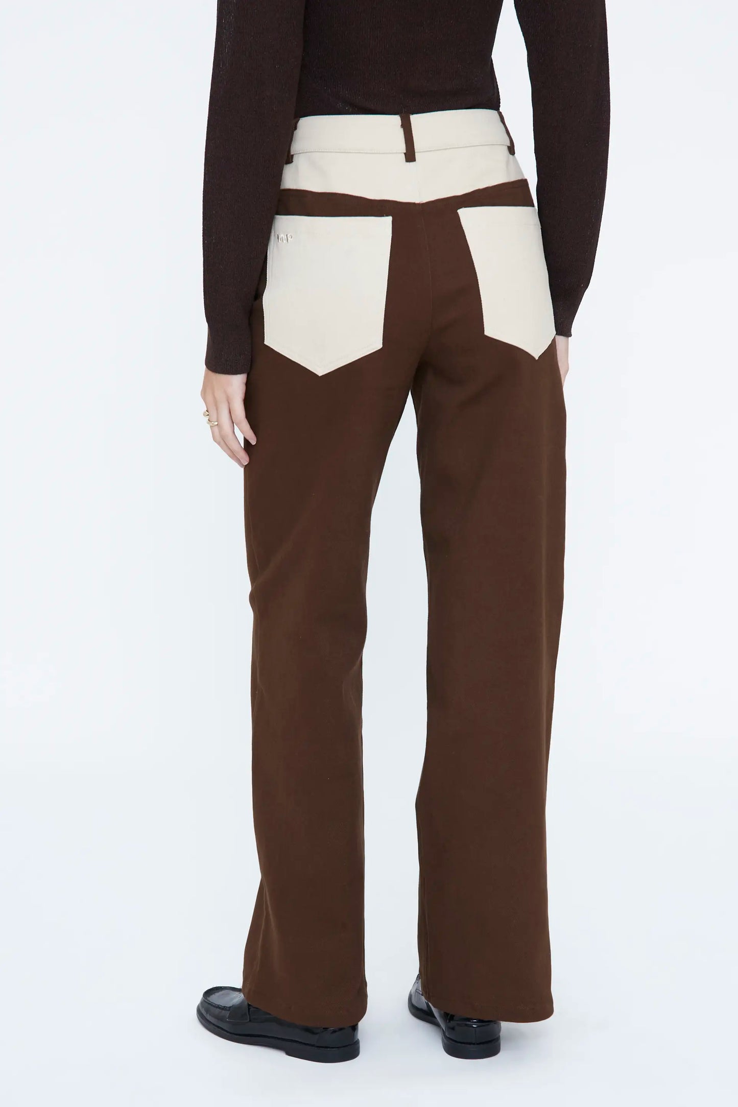 Pantalón vaquero bicolor marrón y blanco roto