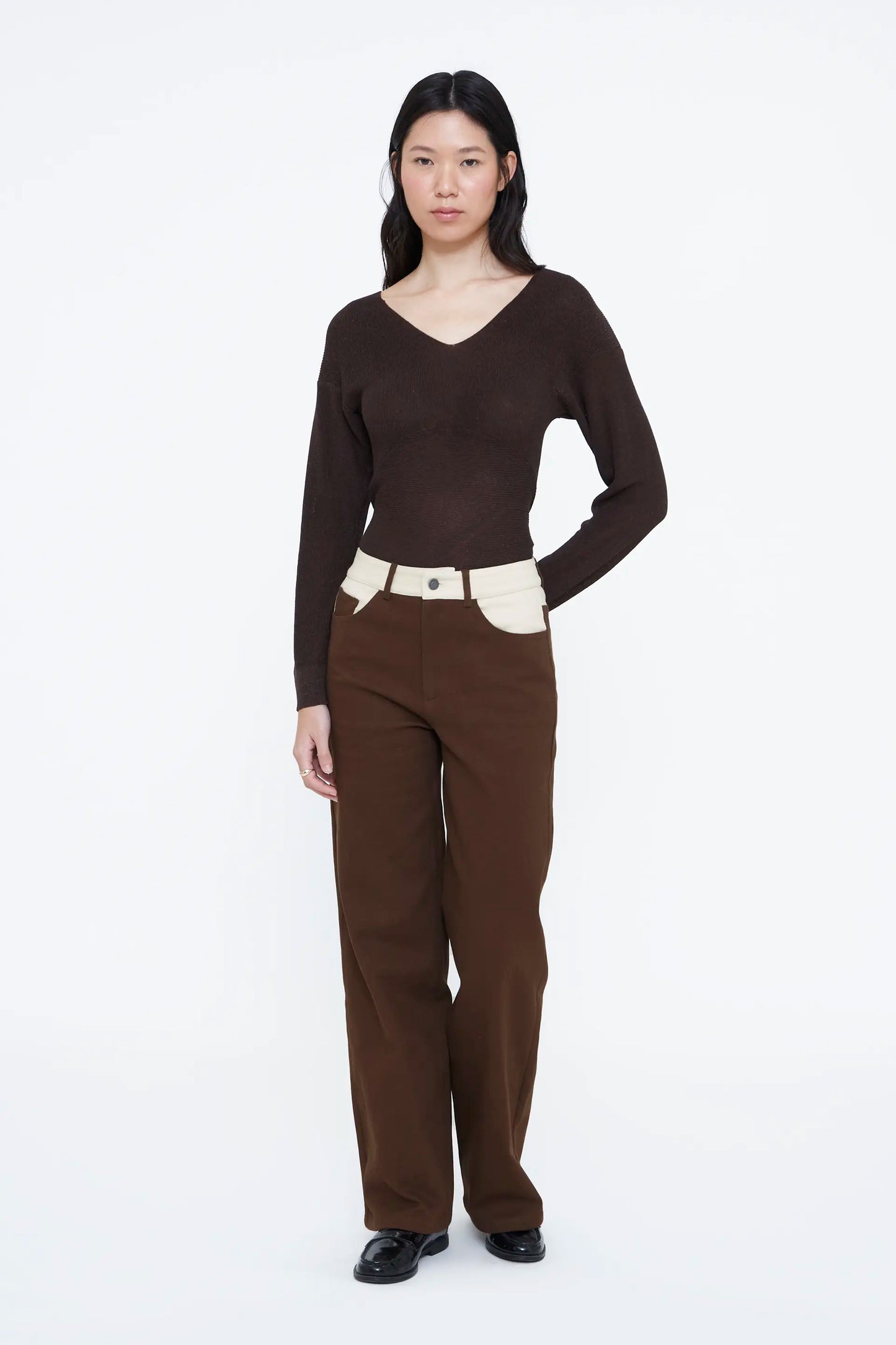Pantalón vaquero bicolor marrón y blanco roto