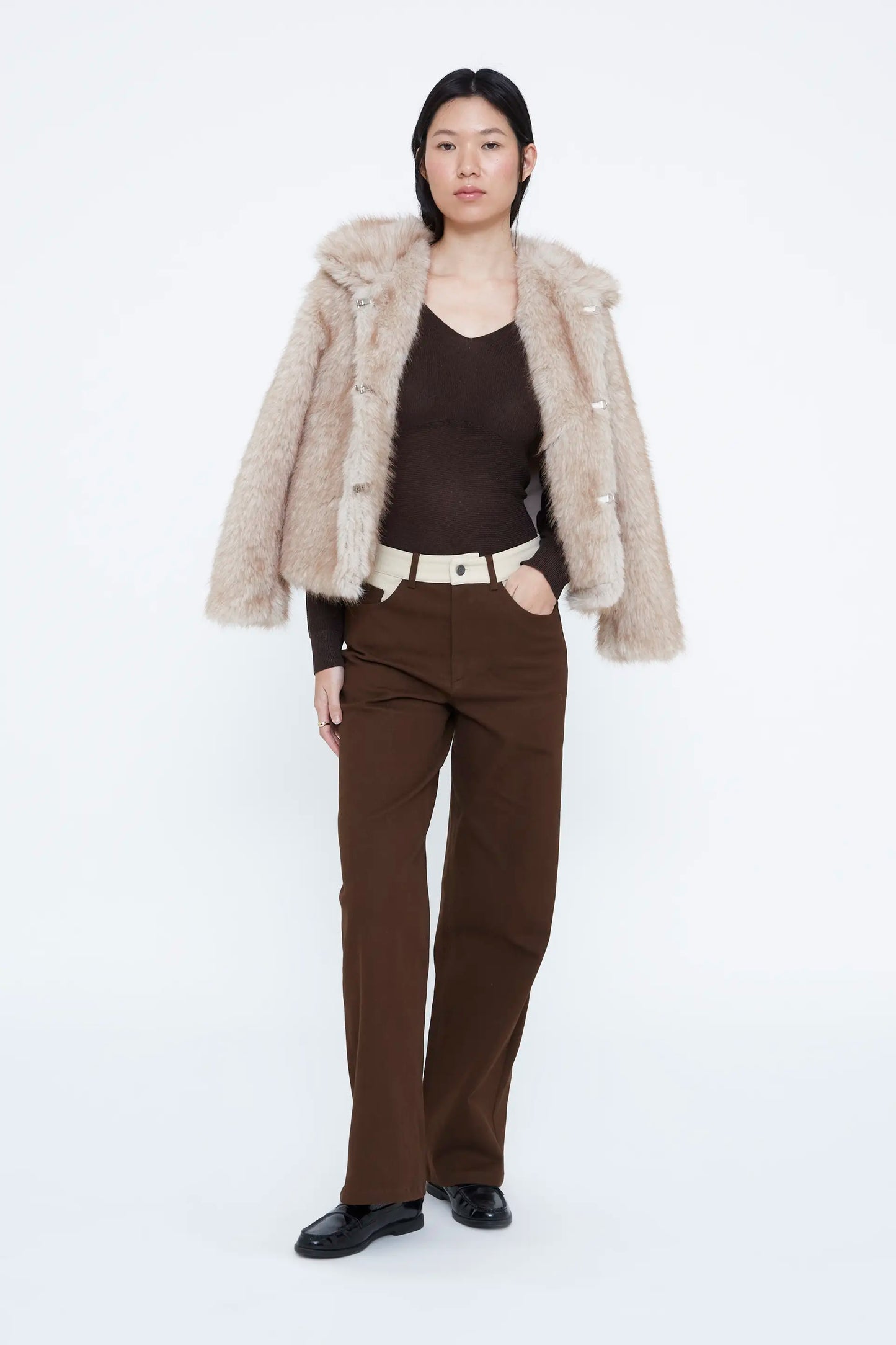 Pantalón vaquero bicolor marrón y blanco roto