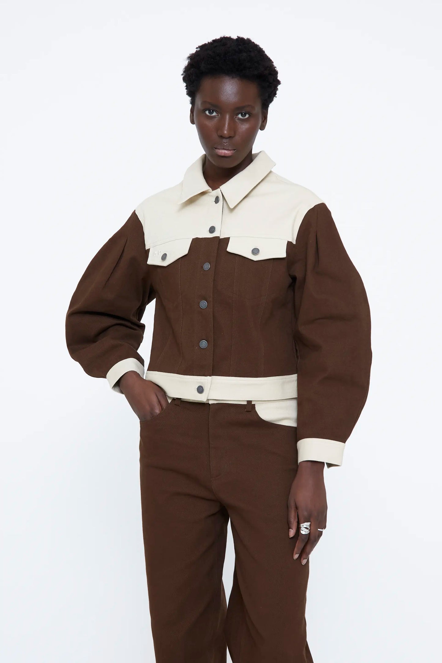Chaqueta vaquera bicolor marrón y blanco roto