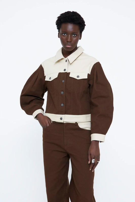 Chaqueta vaquera bicolor marrón y blanco roto