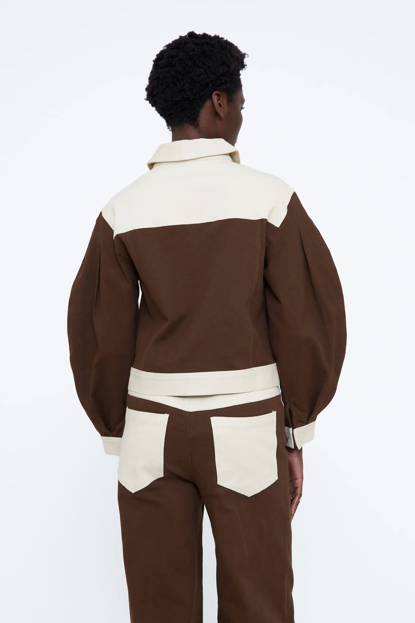 Chaqueta vaquera bicolor marrón y blanco roto