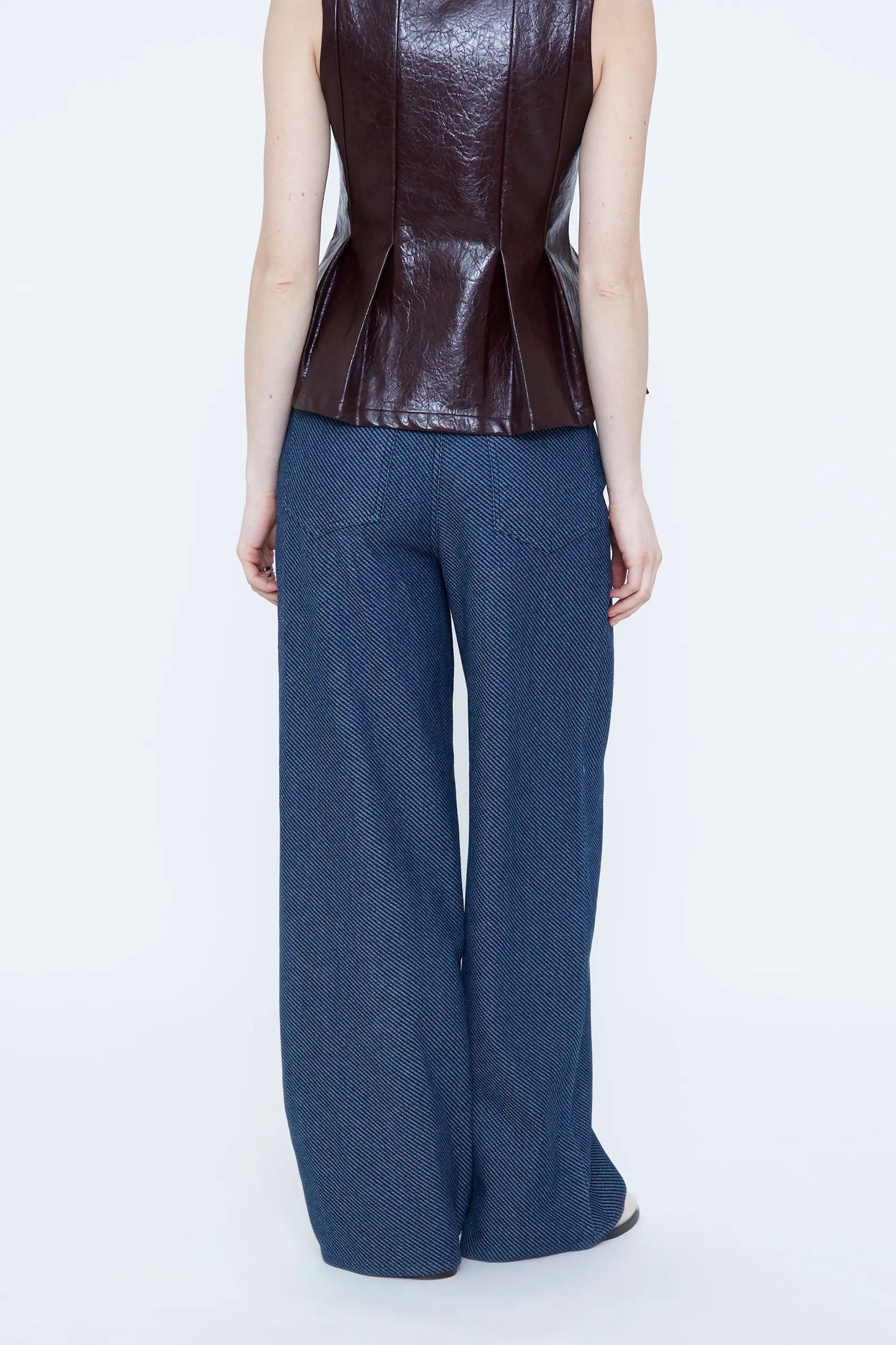 Pantalón vaquero azul marino con detalles desflecados