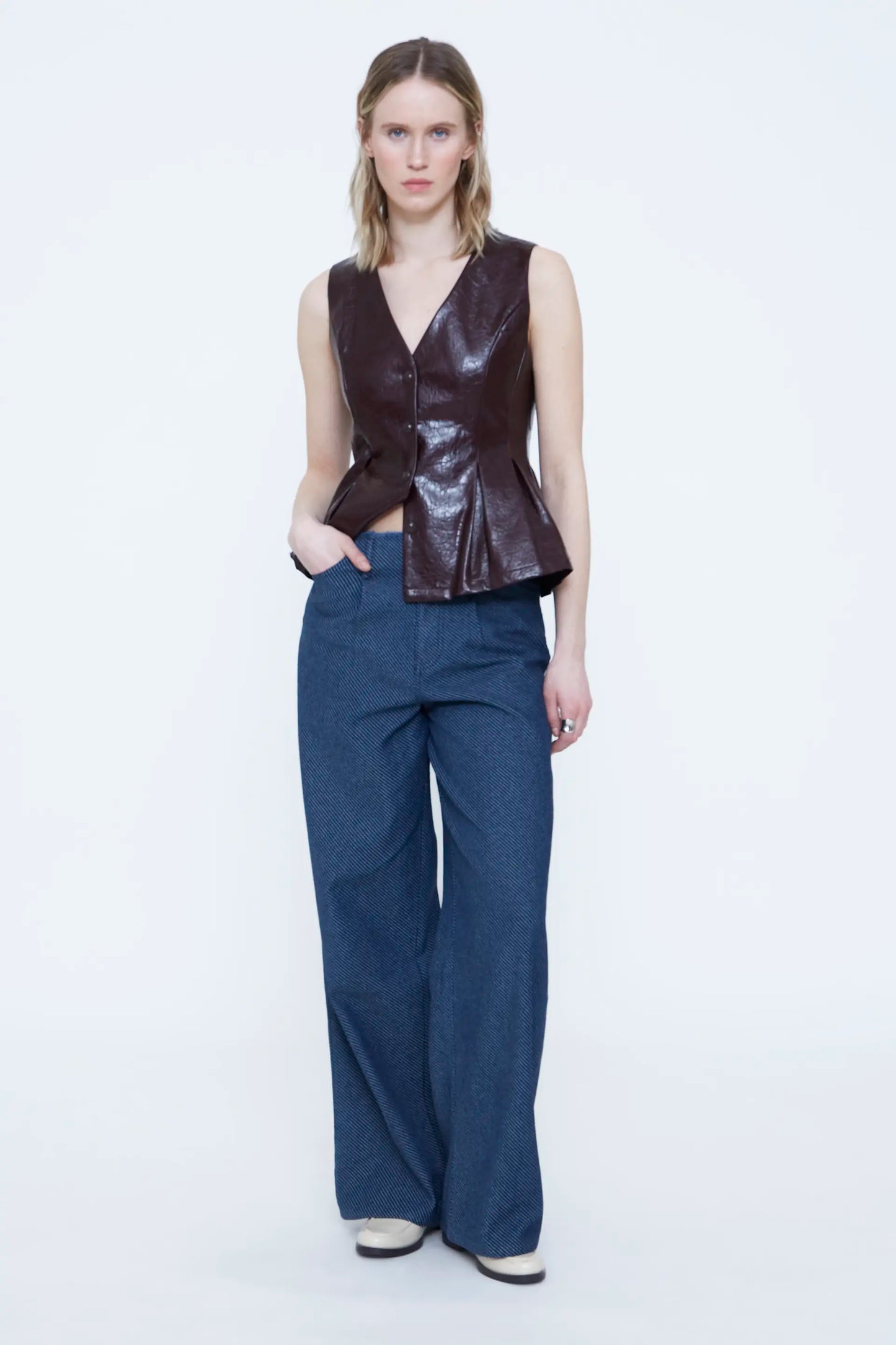 Pantalón vaquero azul marino con detalles desflecados