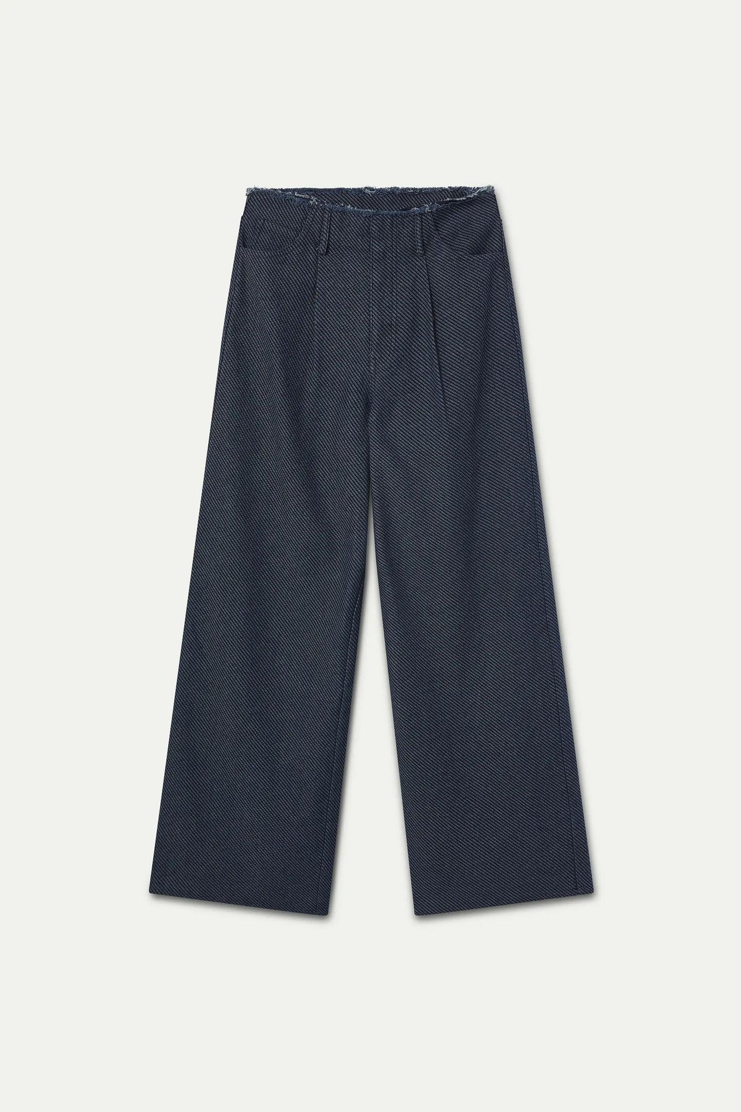 Pantalón vaquero azul marino con detalles desflecados