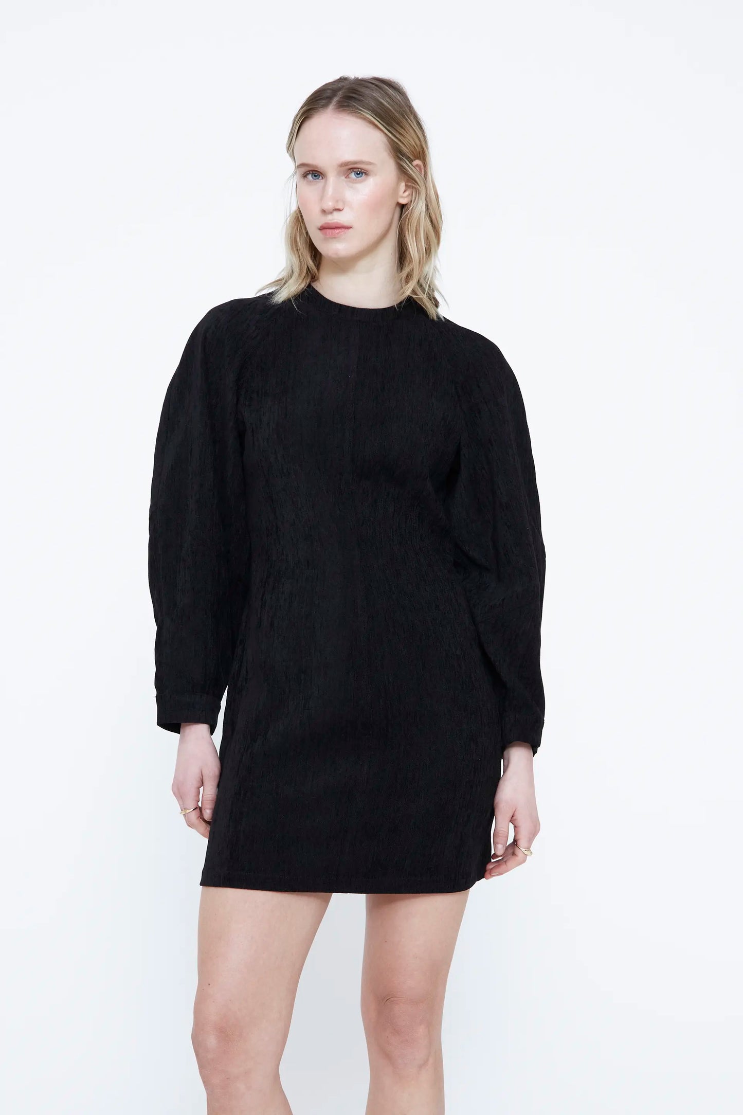 Vestido corto de terciopelo negro