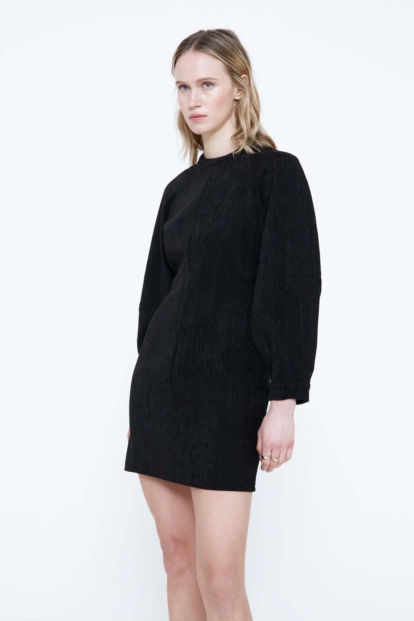 Vestido corto de terciopelo negro