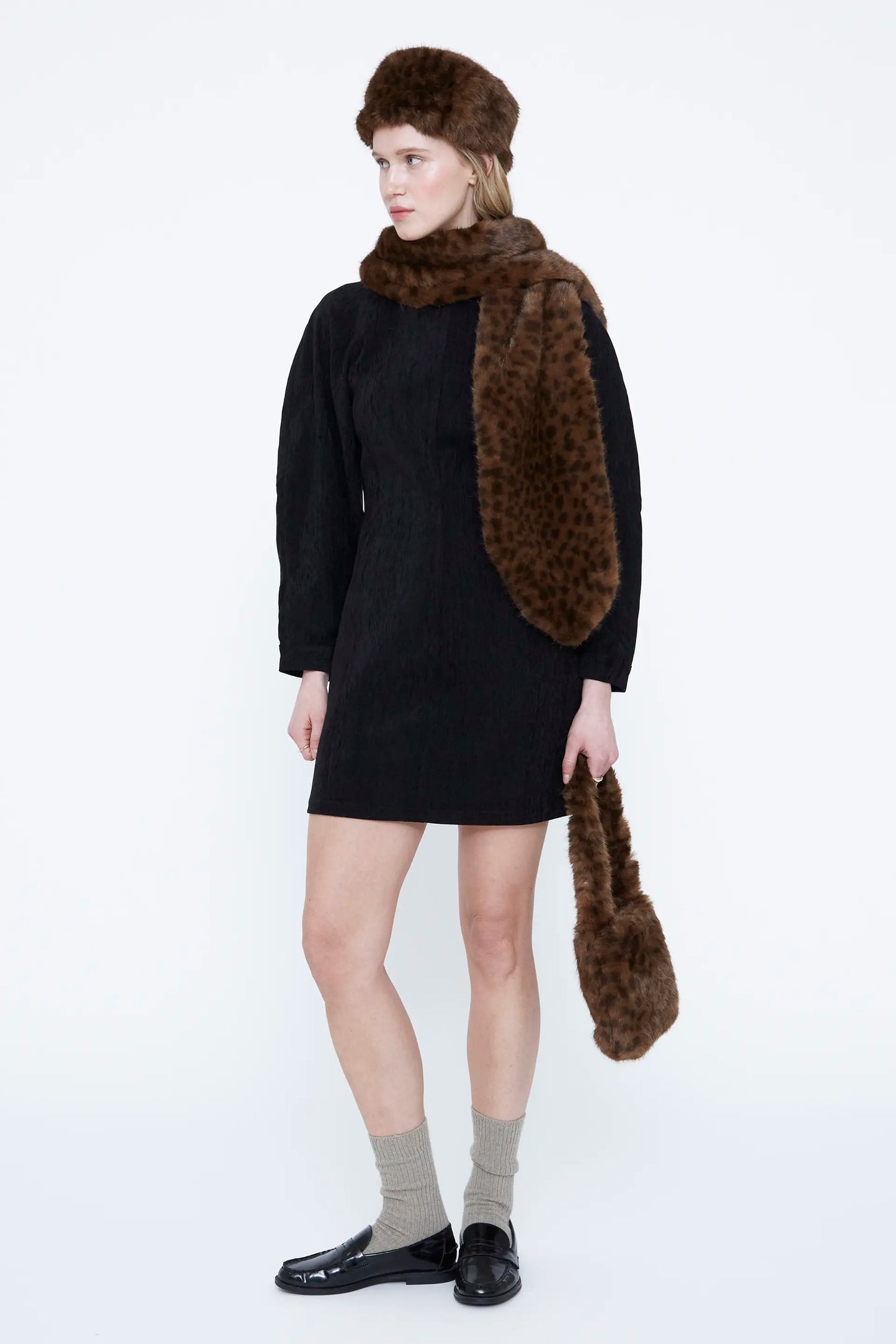 Vestido corto de terciopelo negro