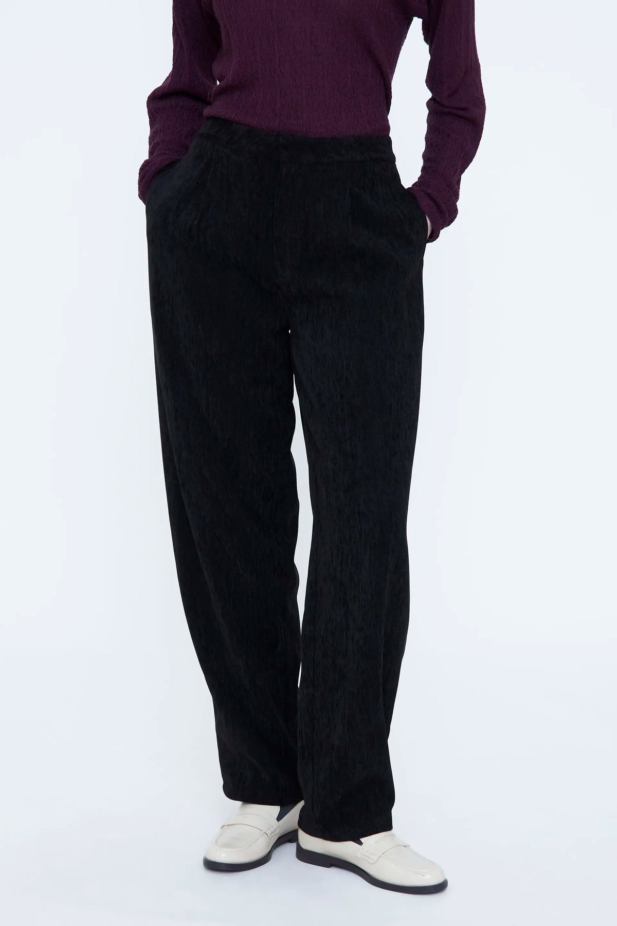 Pantalón recto de terciopelo negro