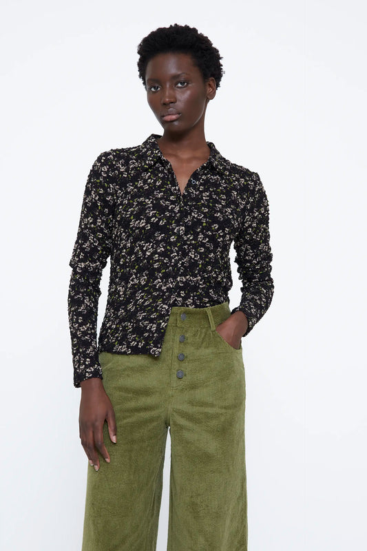 Camisa con estampado de flores brillantes verde