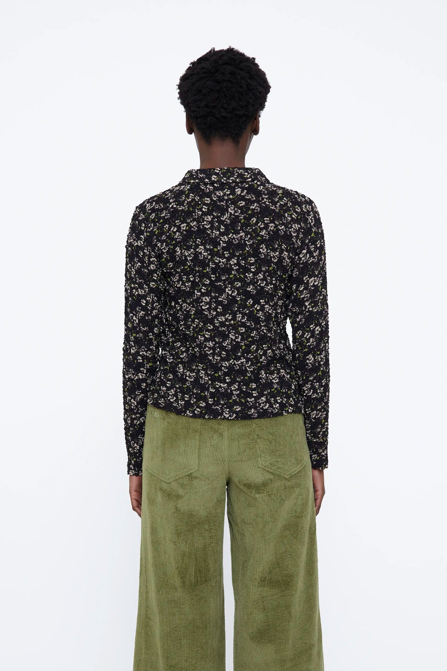 Camisa con estampado de flores brillantes verde