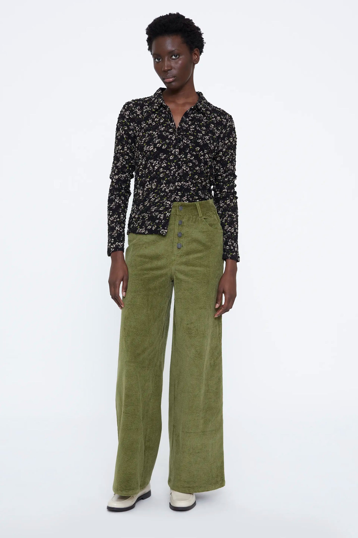 Camisa con estampado de flores brillantes verde