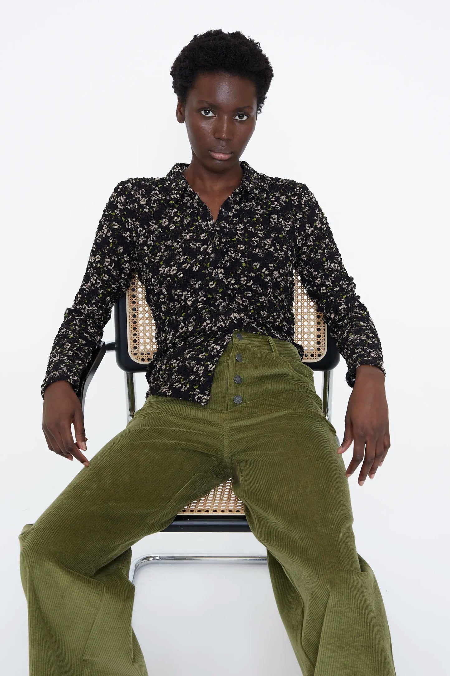 Camisa con estampado de flores brillantes verde