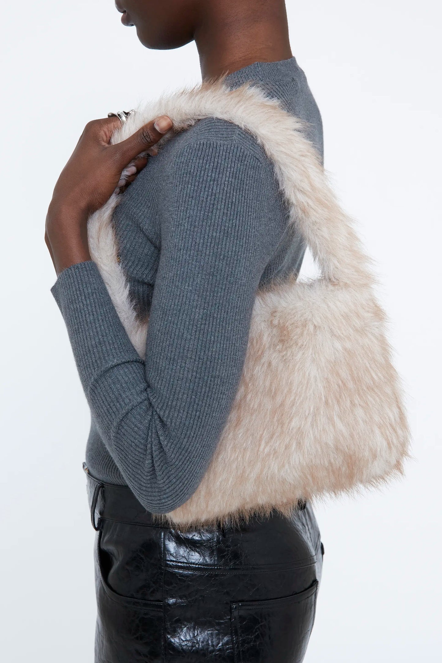 Bolso de hombro efecto pelo beige