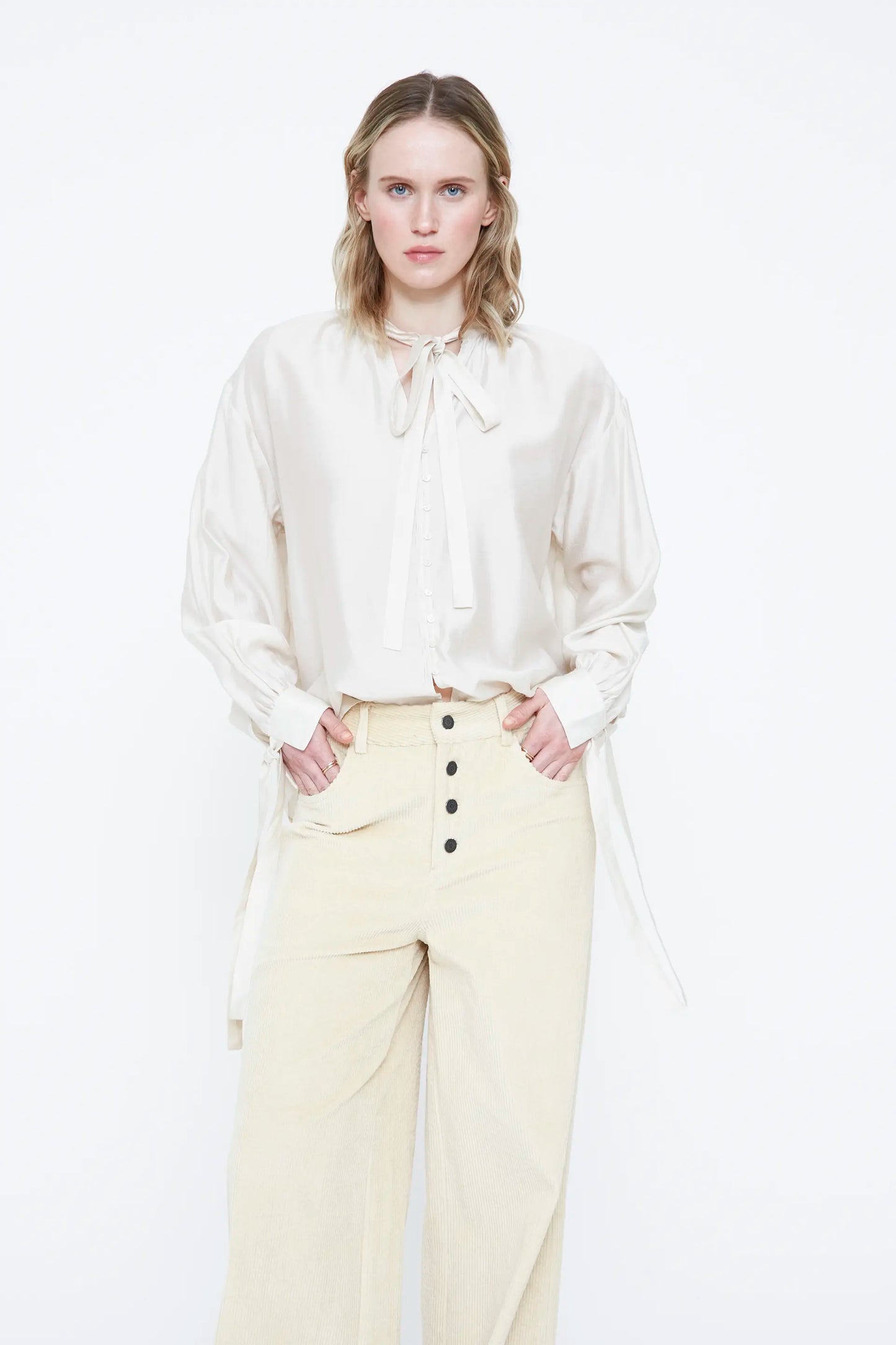 Camisa de saten blanco roto con detalle lazado