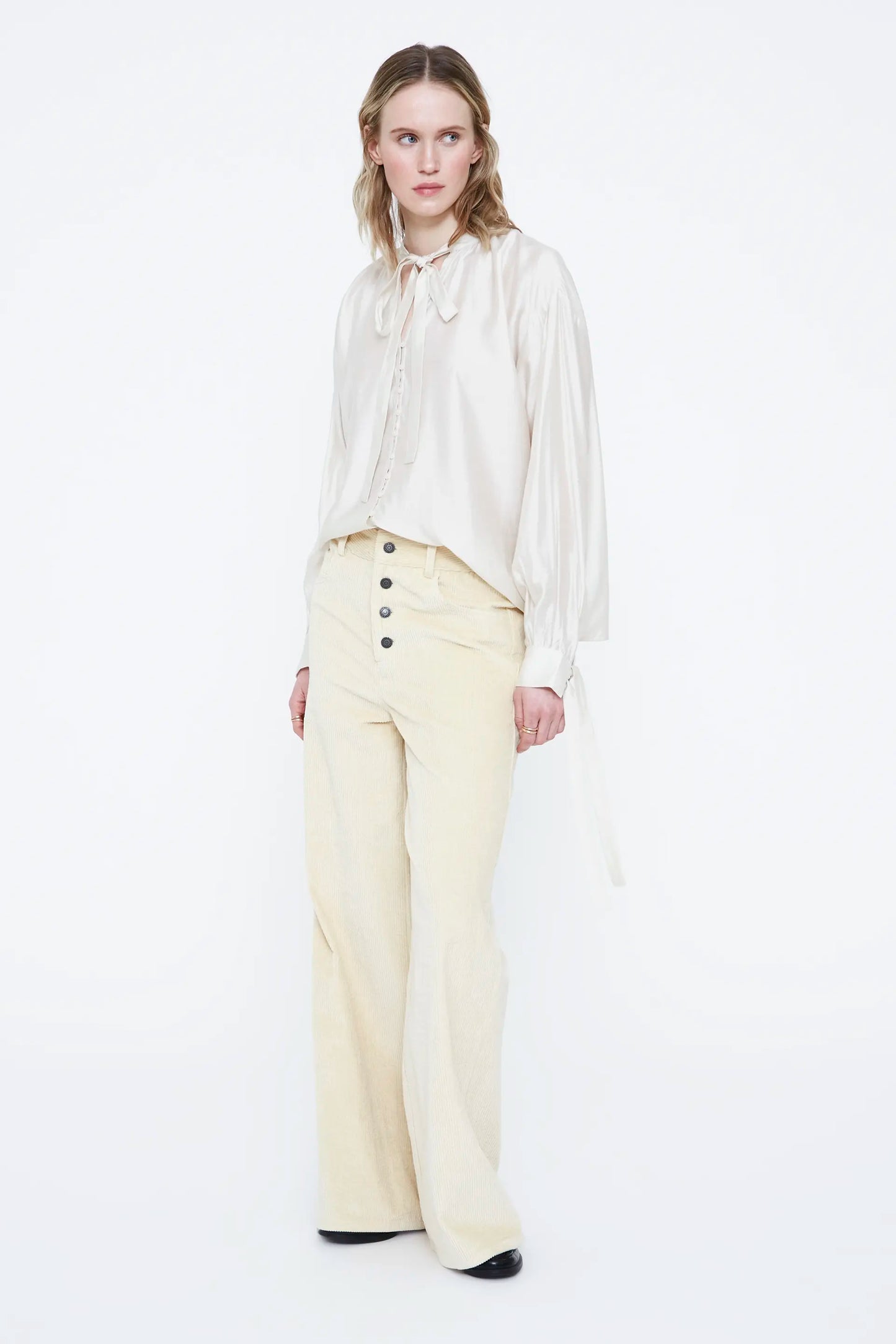 Camisa de saten blanco roto con detalle lazado