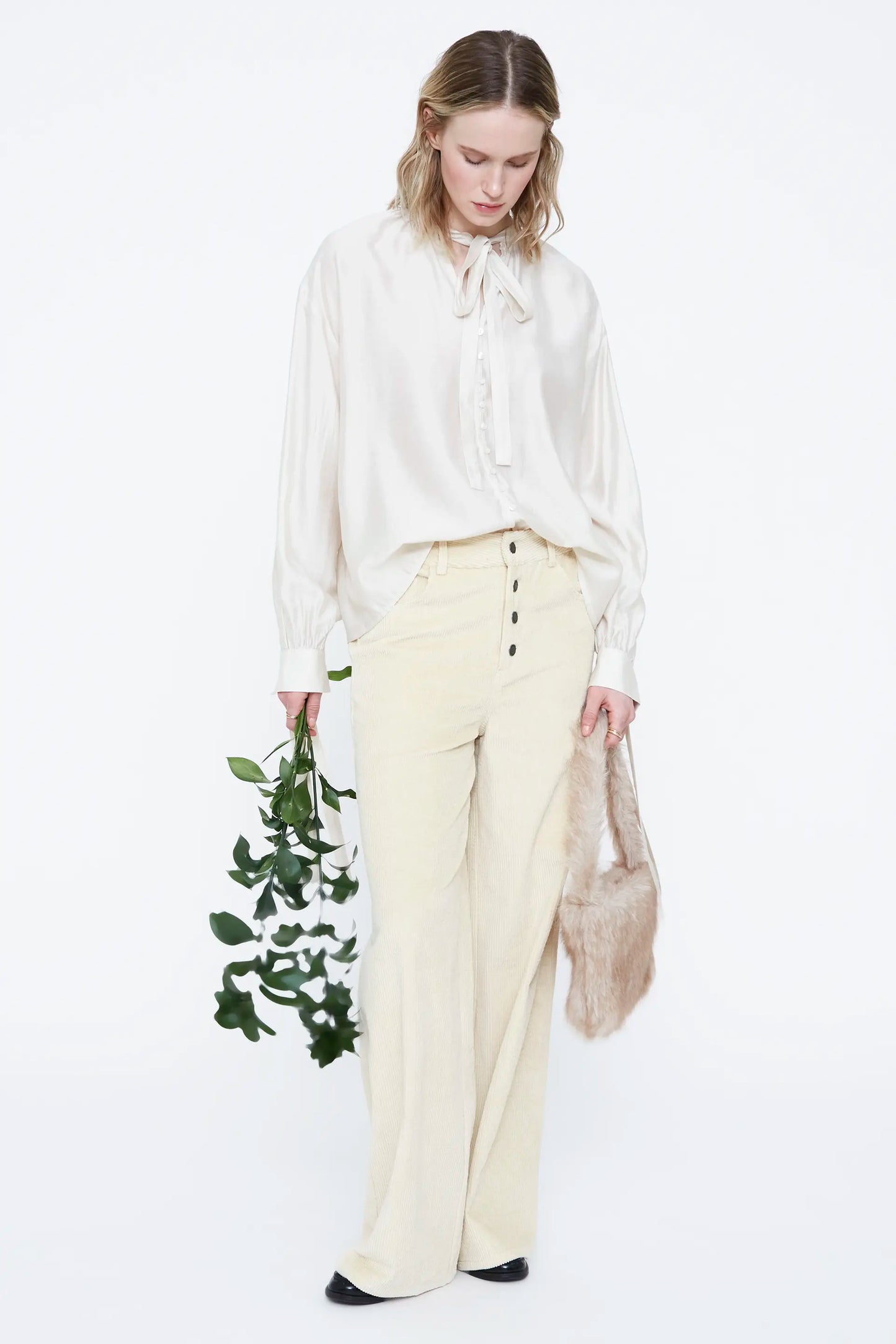 Camisa de saten blanco roto con detalle lazado