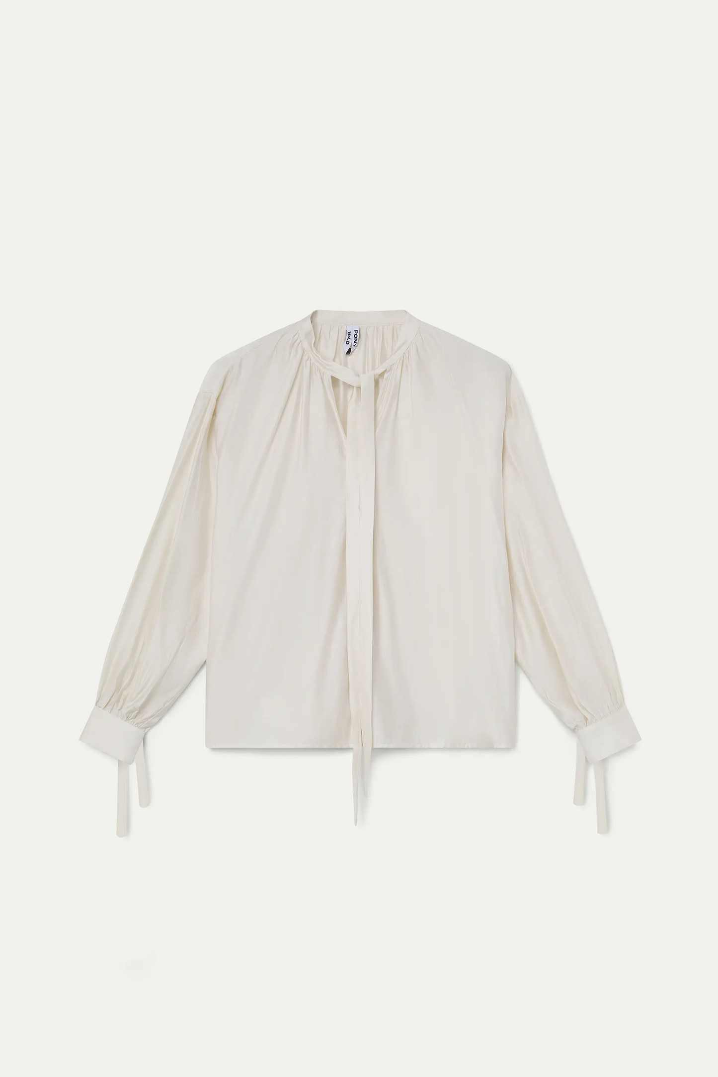 Camisa de saten blanco roto con detalle lazado