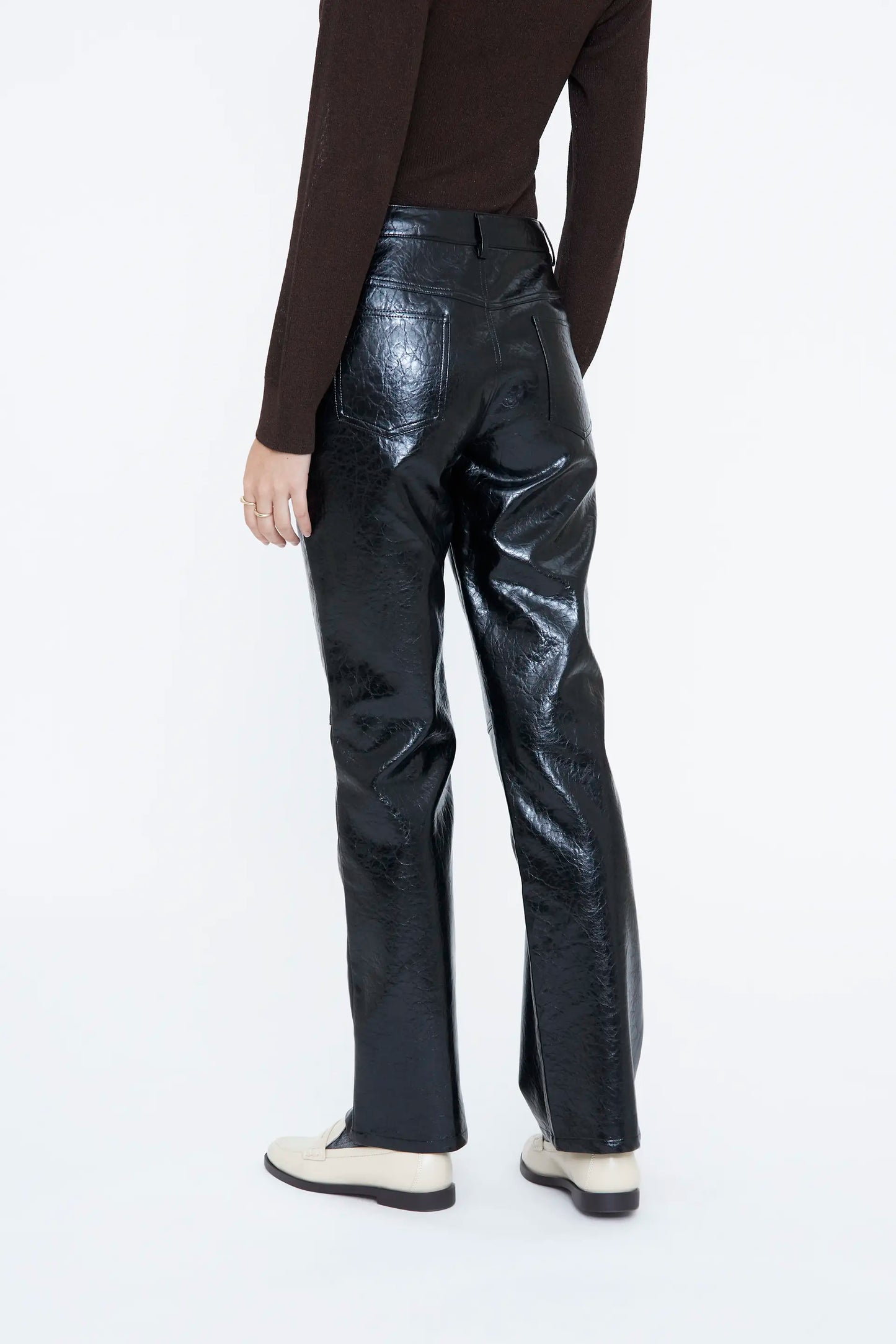 Pantalón recto piel sintética negra