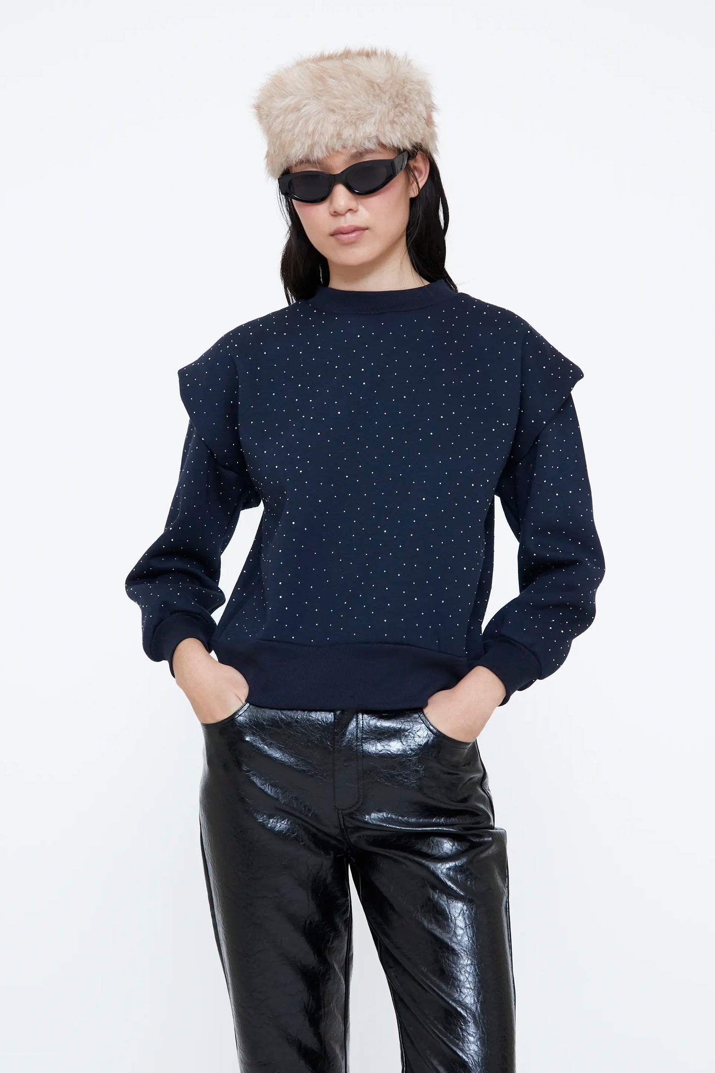 Sudadera azul marino con apliques brillantes